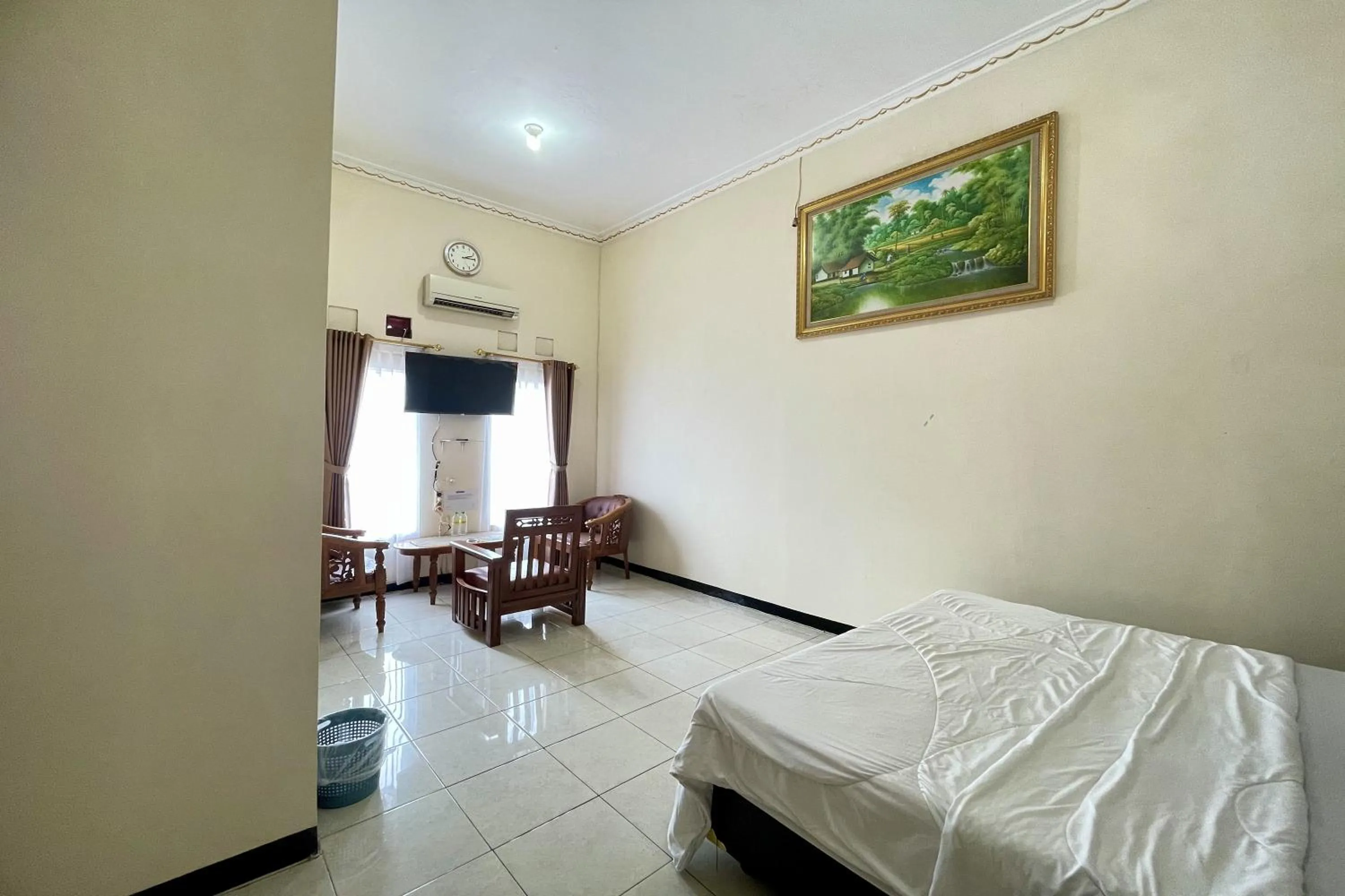 Photo of the whole room, Bed in Hotel Ramayana Garut
