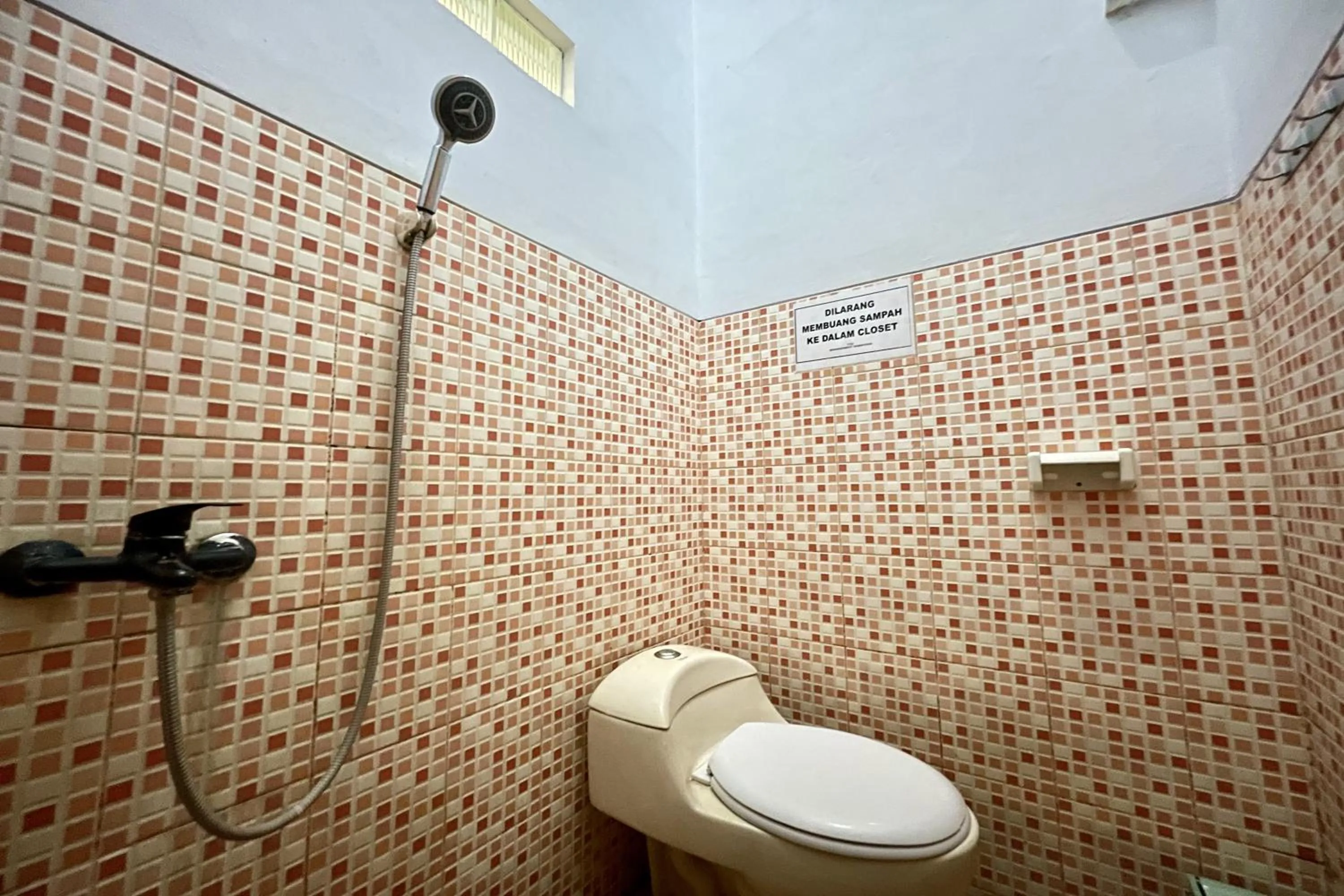 Toilet in Hotel Ramayana Garut