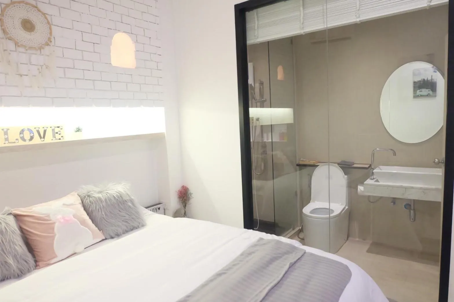 Bathroom, Bed in Bonne Nuit Hotel, Hua Hin