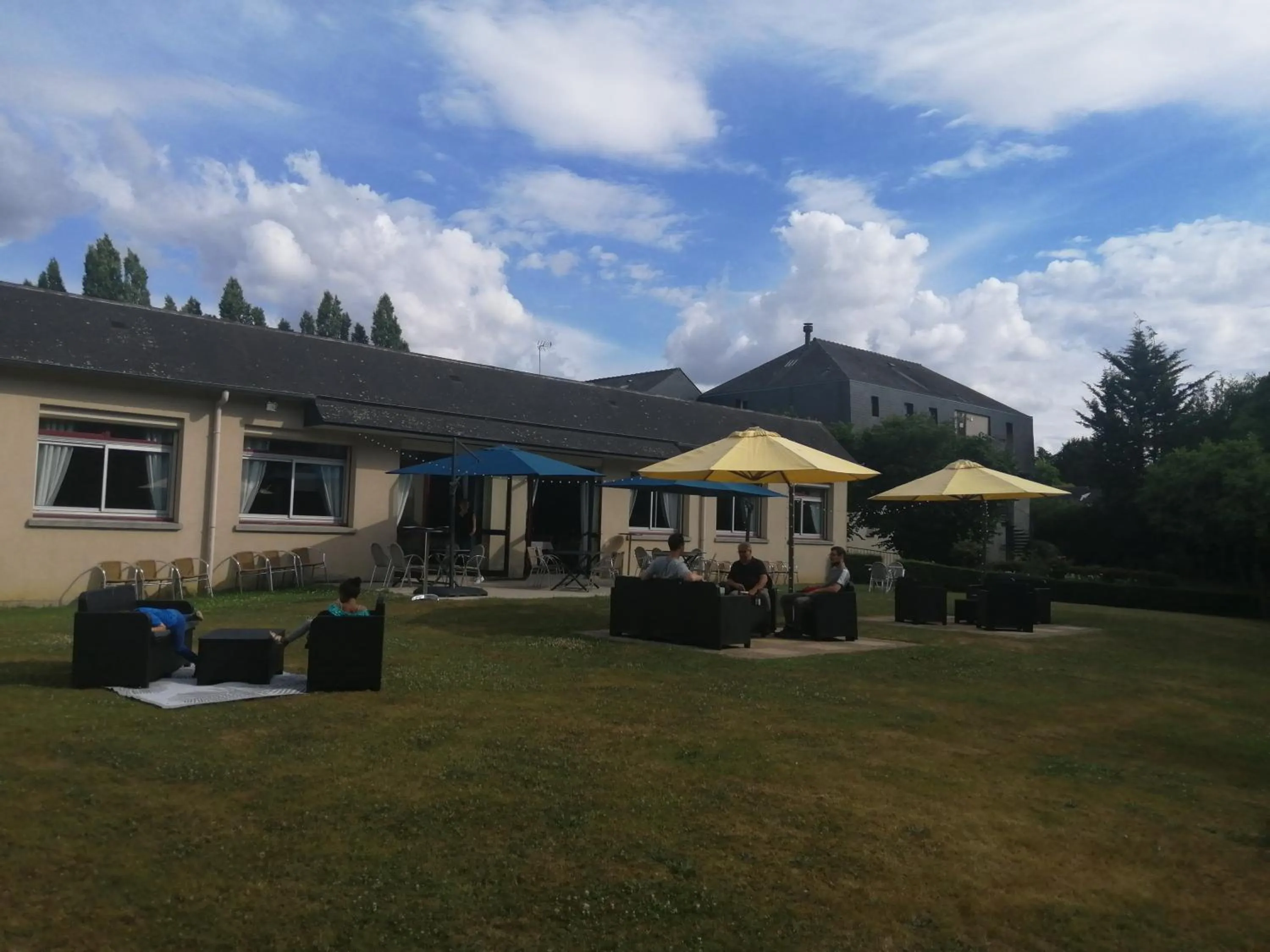 Patio in Hotel Restaurant La Grenouillère