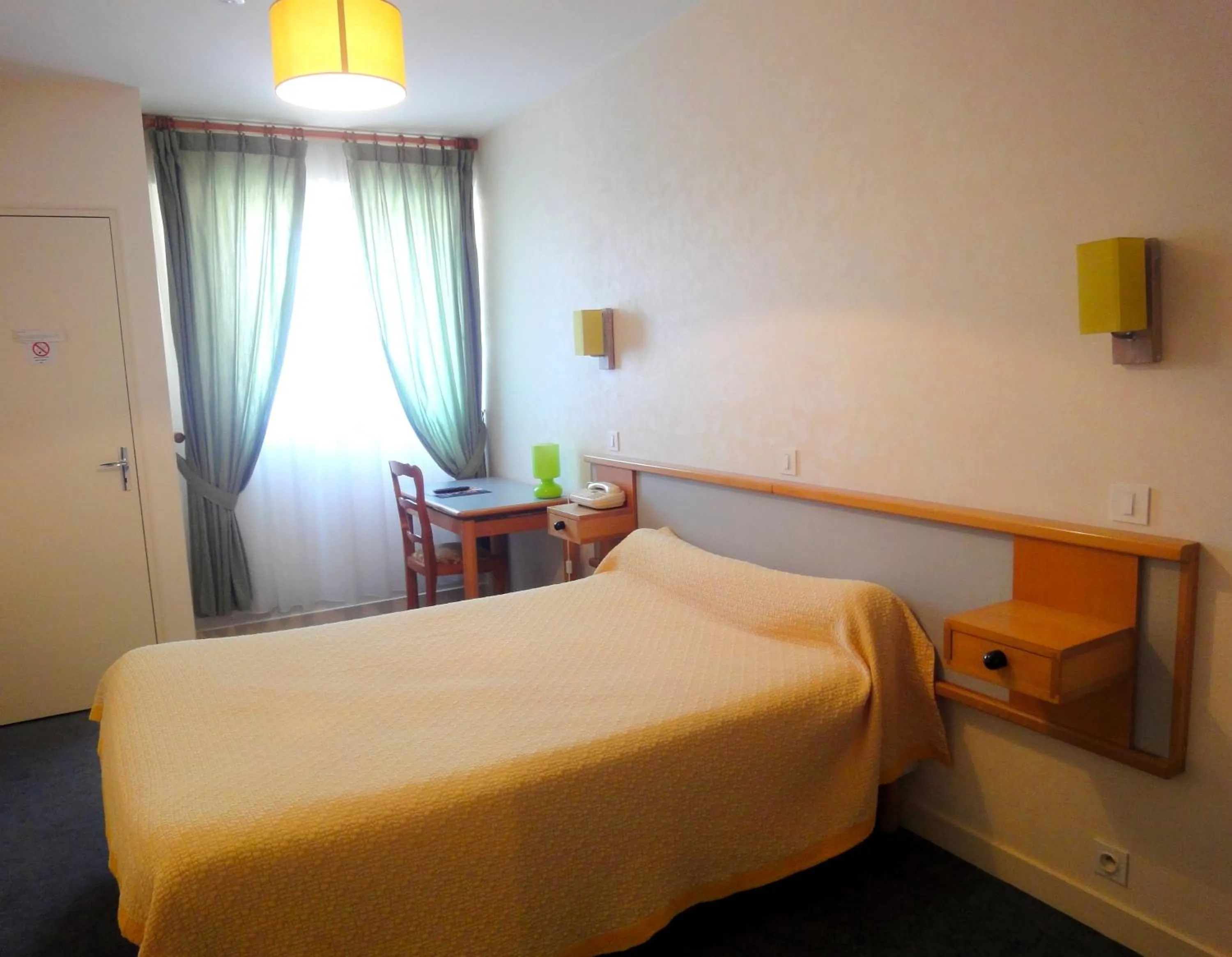 Bedroom, Bed in Hotel Restaurant La Grenouillère