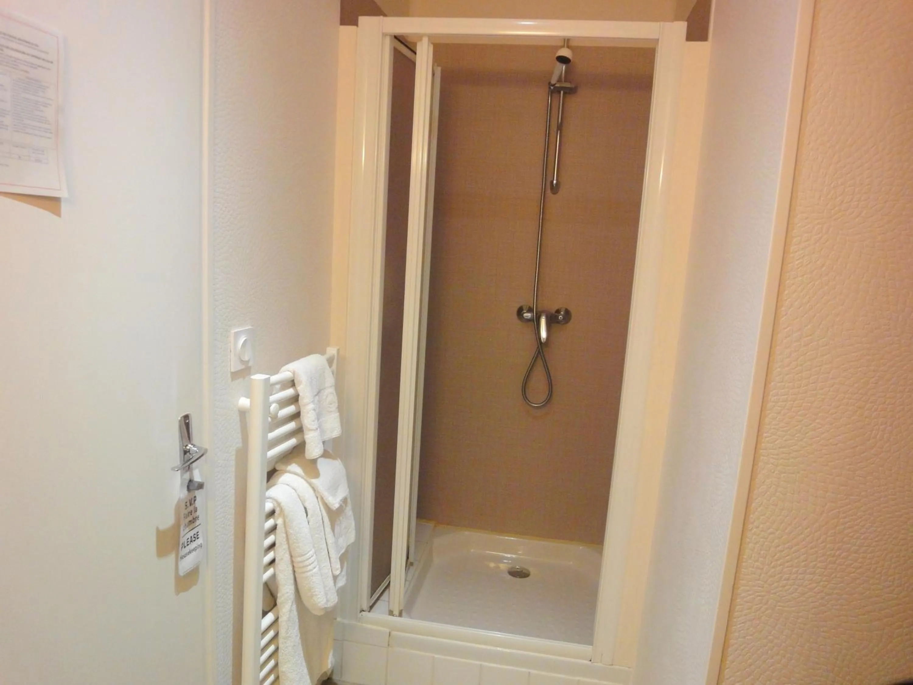 Shower in Hotel Restaurant La Grenouillère