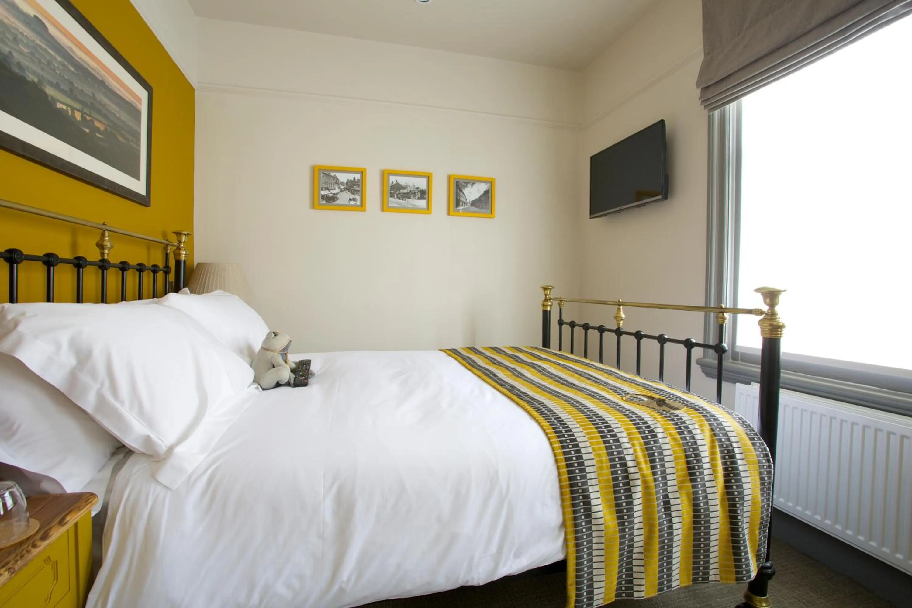 Photo of the whole room, Bed in The Crown Hotel