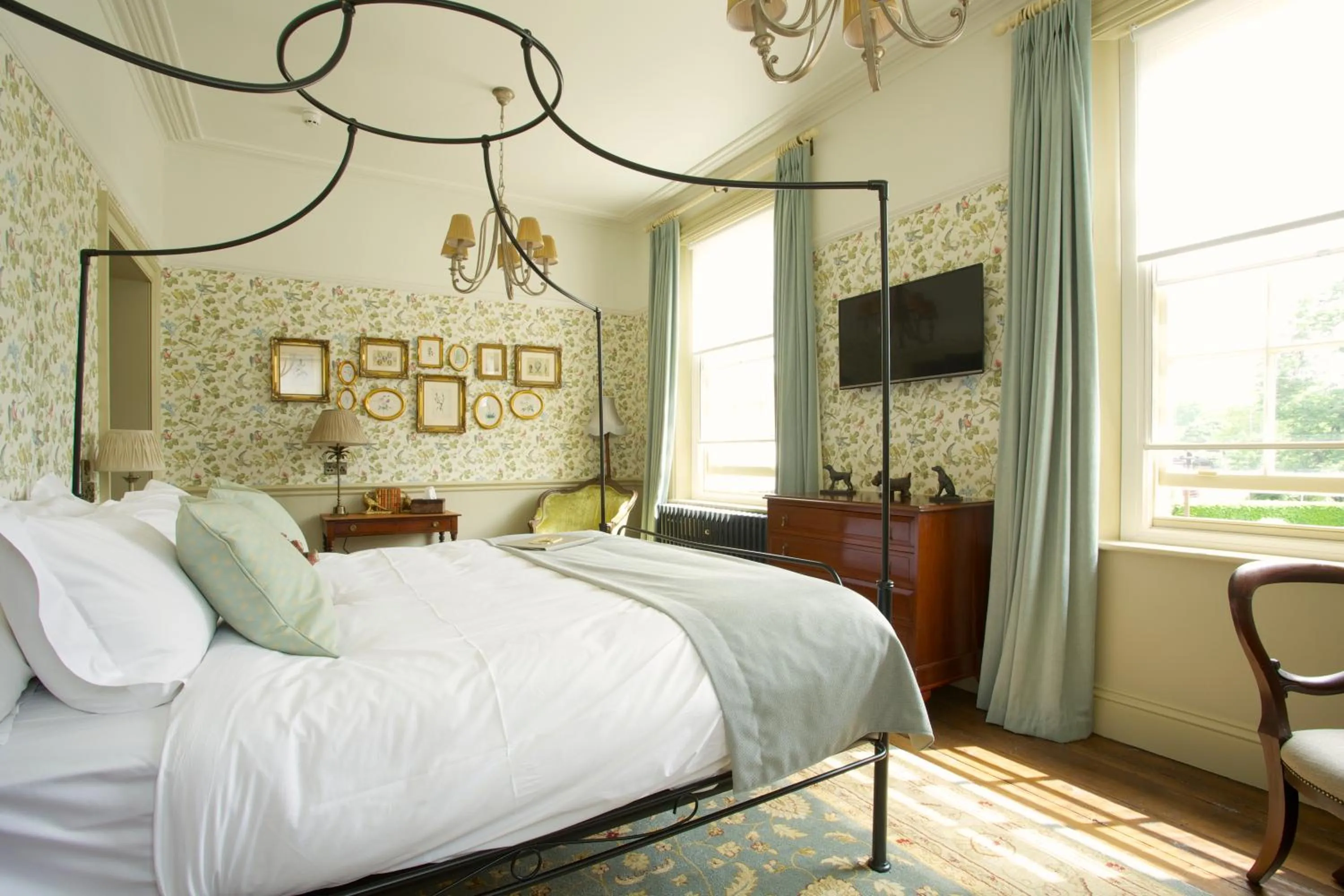 Day, Bed in The Crown Hotel