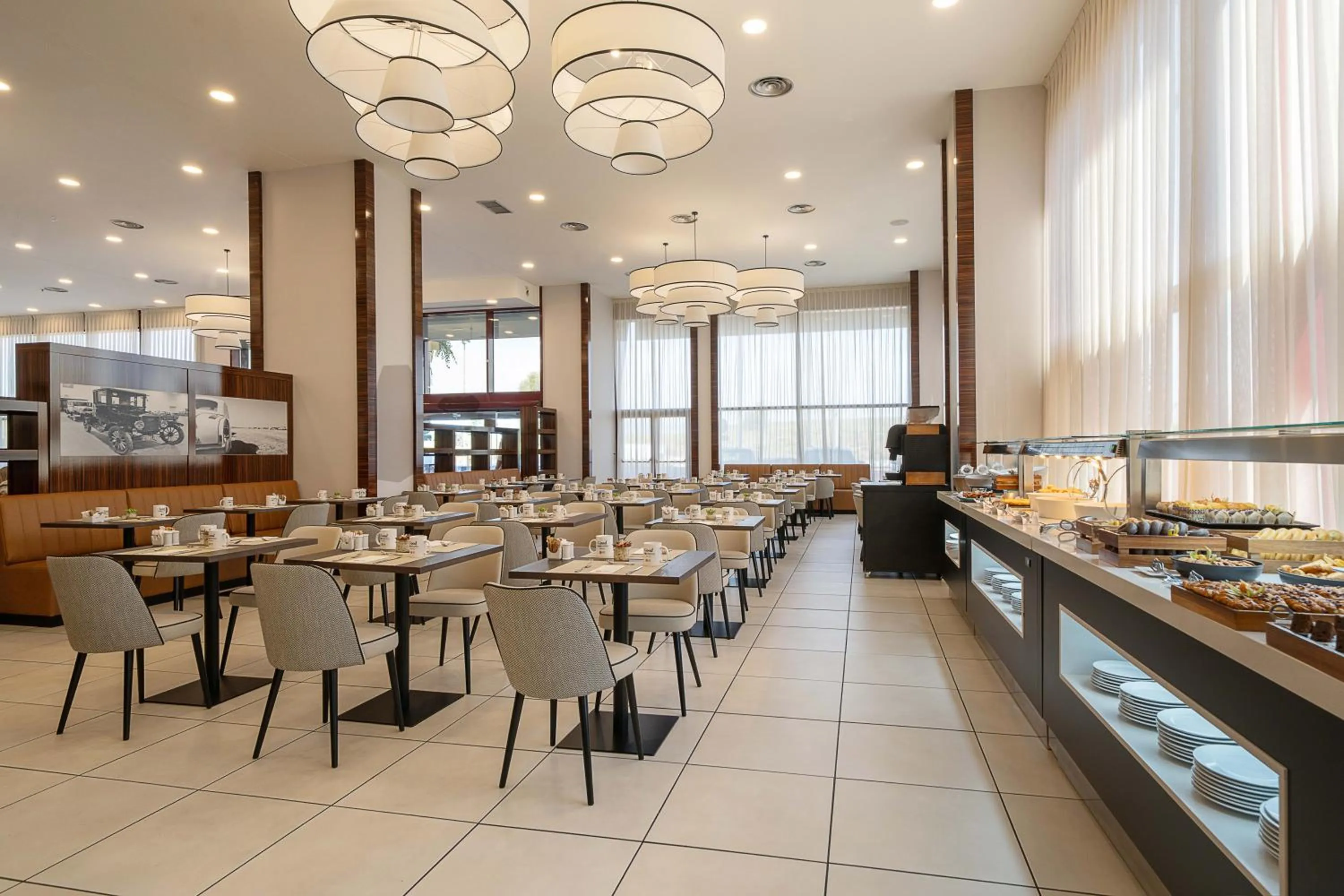 Restaurant/places to eat in Exe Convention Plaza Madrid