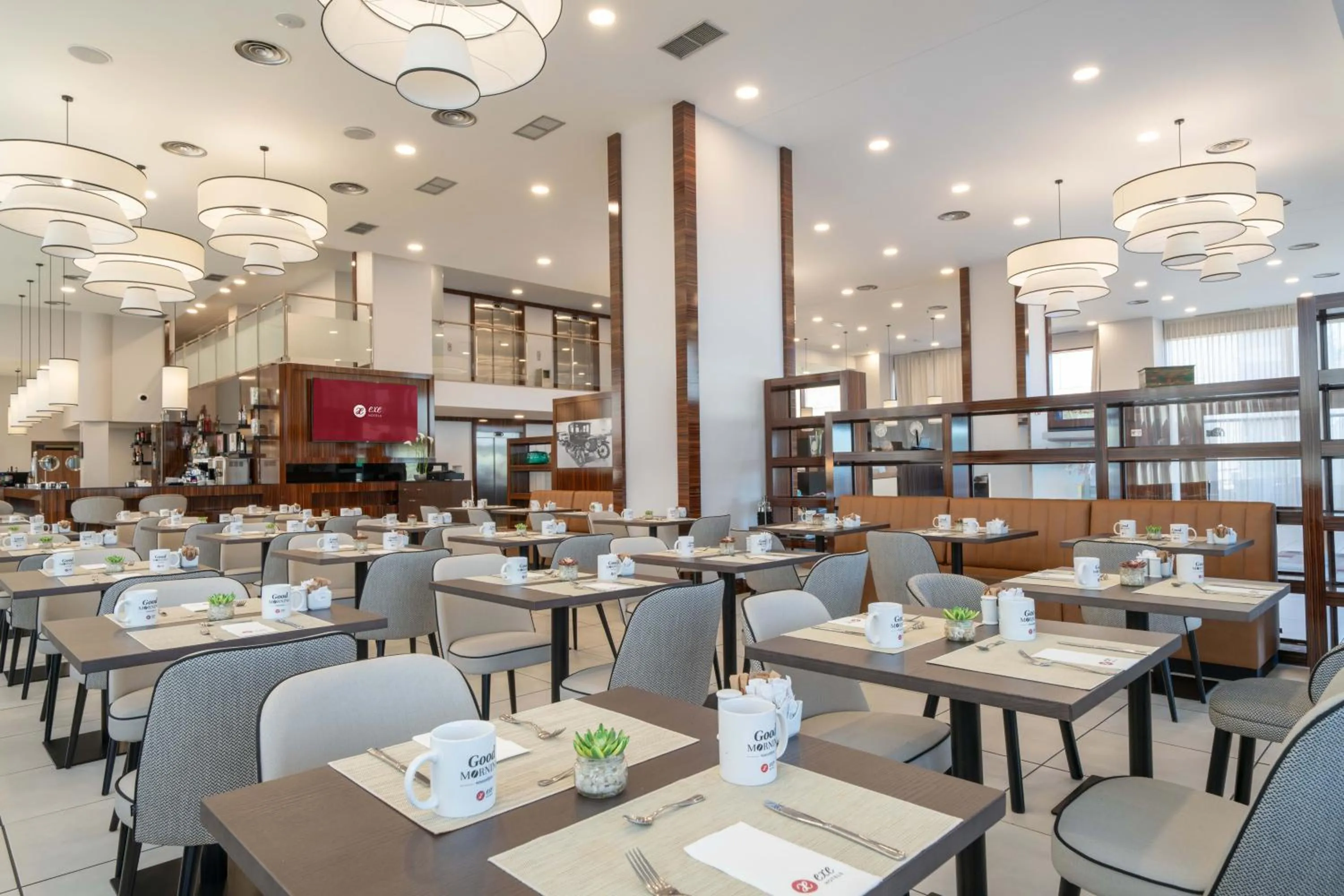 Restaurant/places to eat in Exe Convention Plaza Madrid