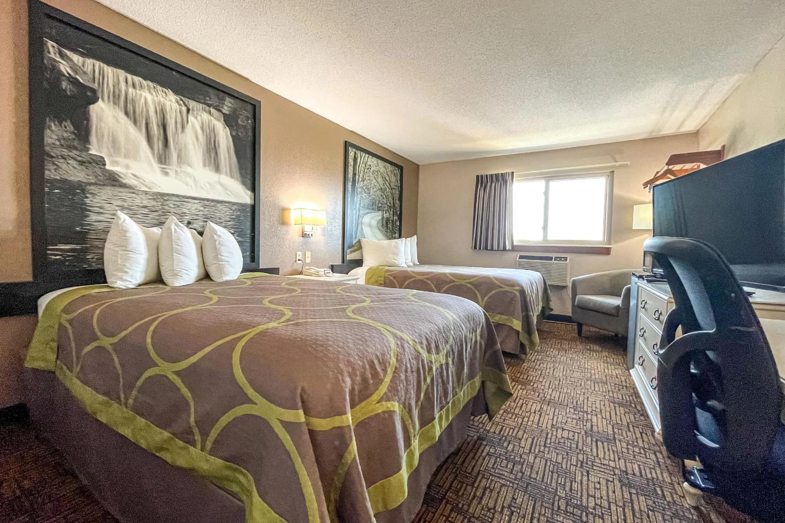 TV and multimedia, Bed in Super 8 by Wyndham Indianapolis Emerson