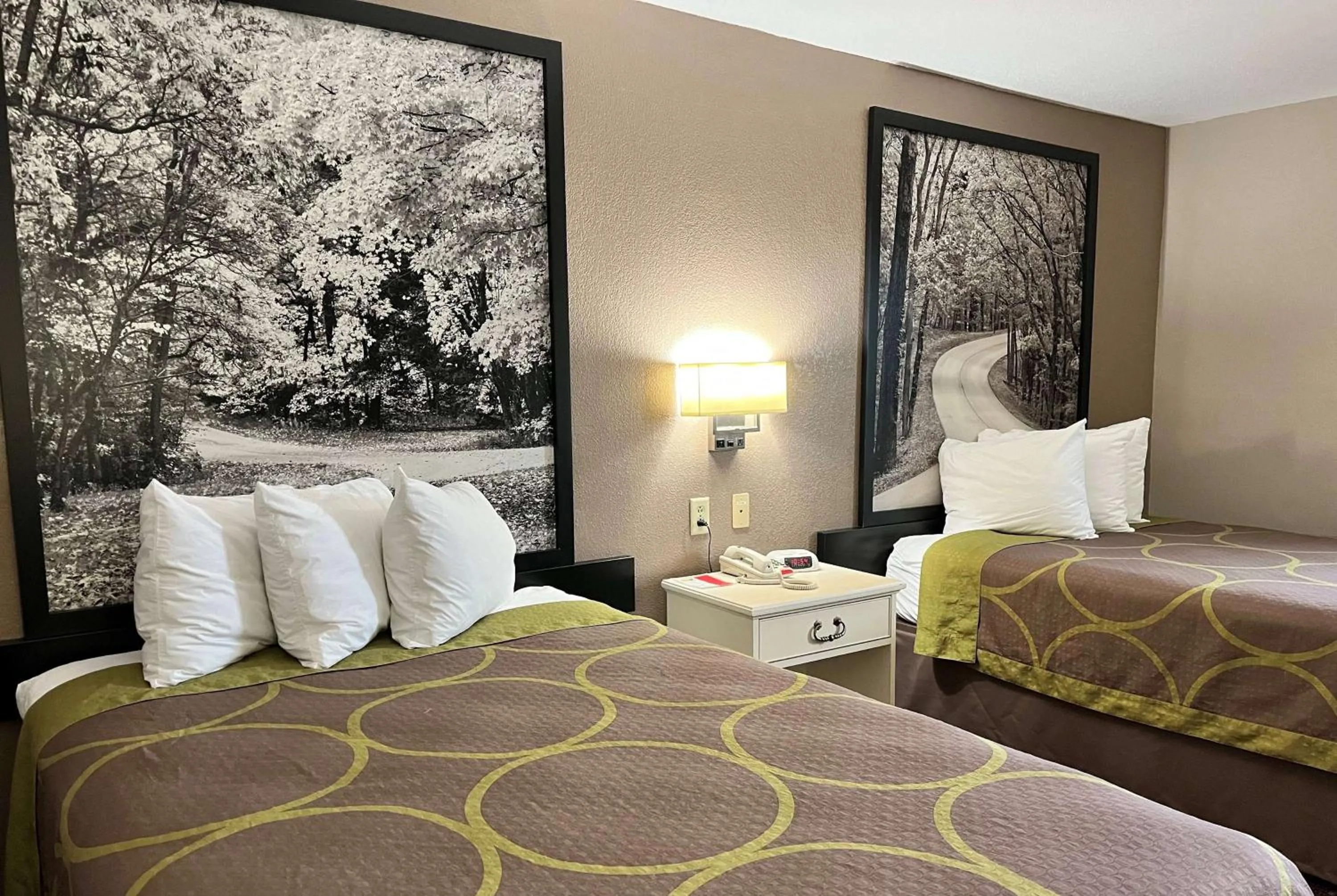 Photo of the whole room, Bed in Super 8 by Wyndham Indianapolis Emerson