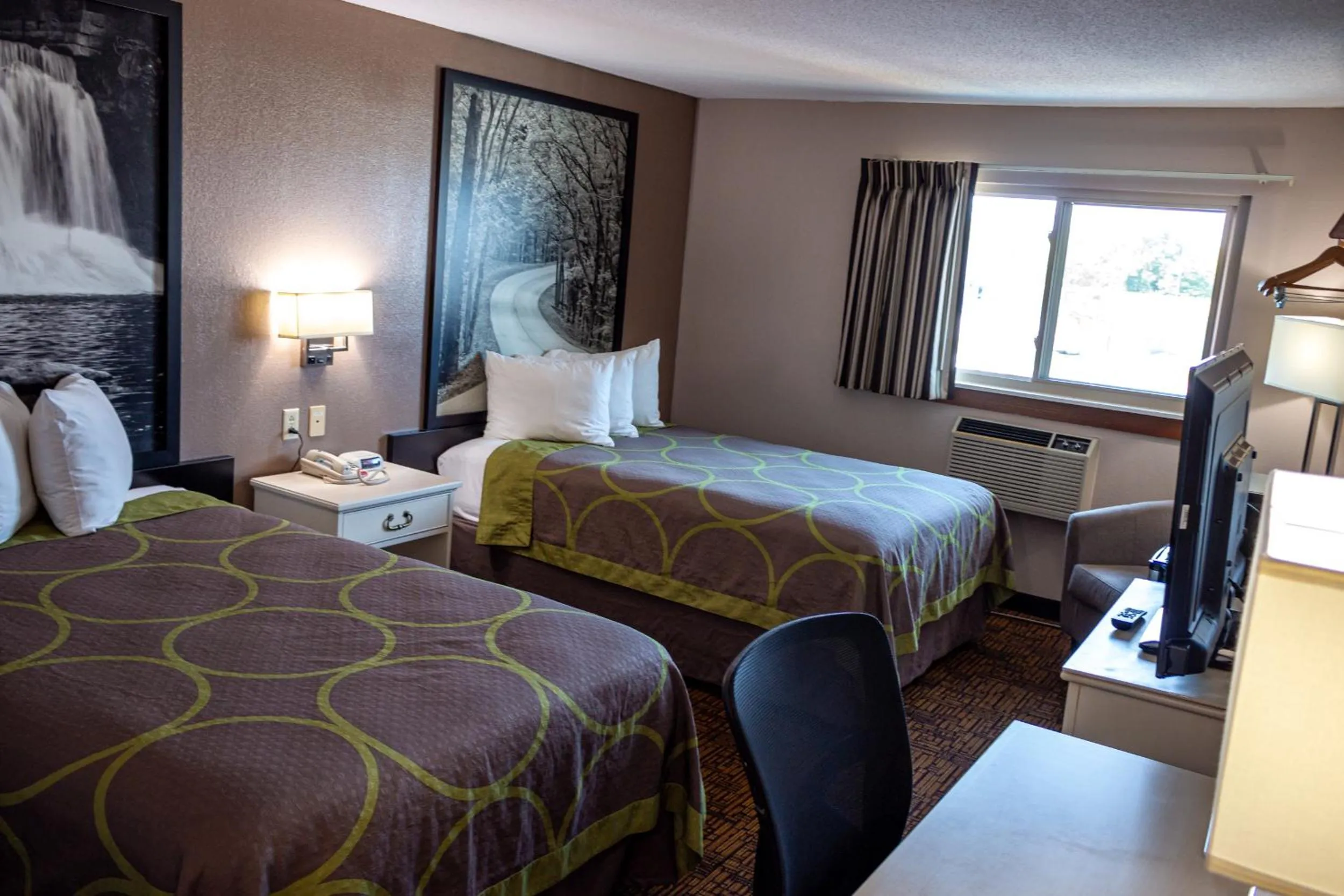 Bedroom, Bed in Super 8 by Wyndham Indianapolis Emerson