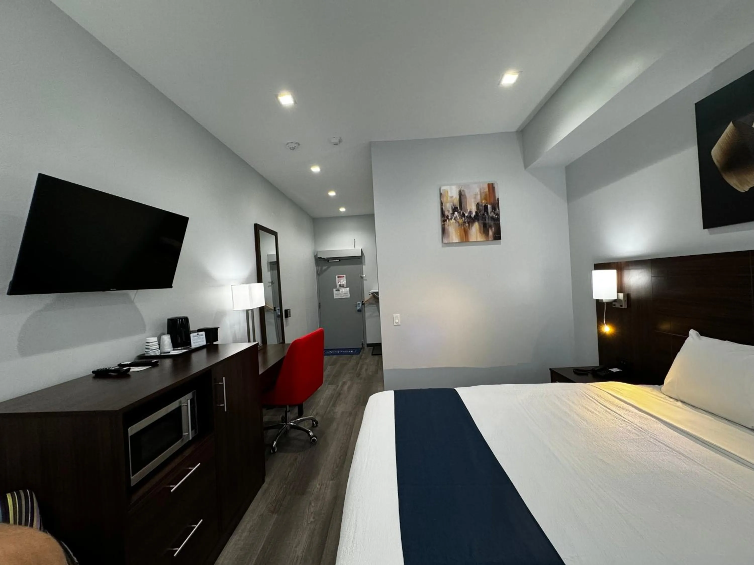 Photo of the whole room, Bed in Travelodge by Wyndham Cochrane Ontario