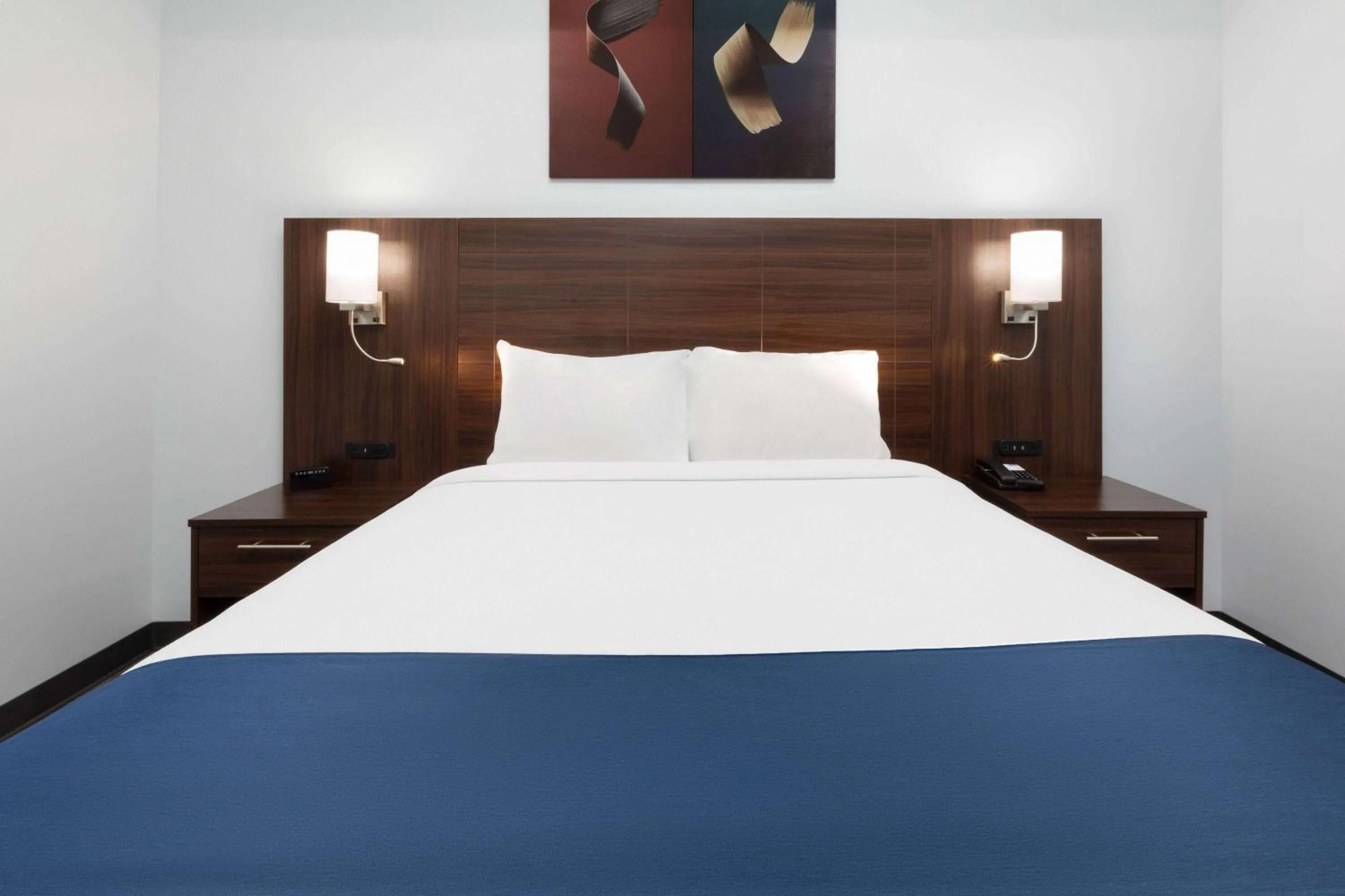 Photo of the whole room, Bed in Travelodge by Wyndham Cochrane Ontario