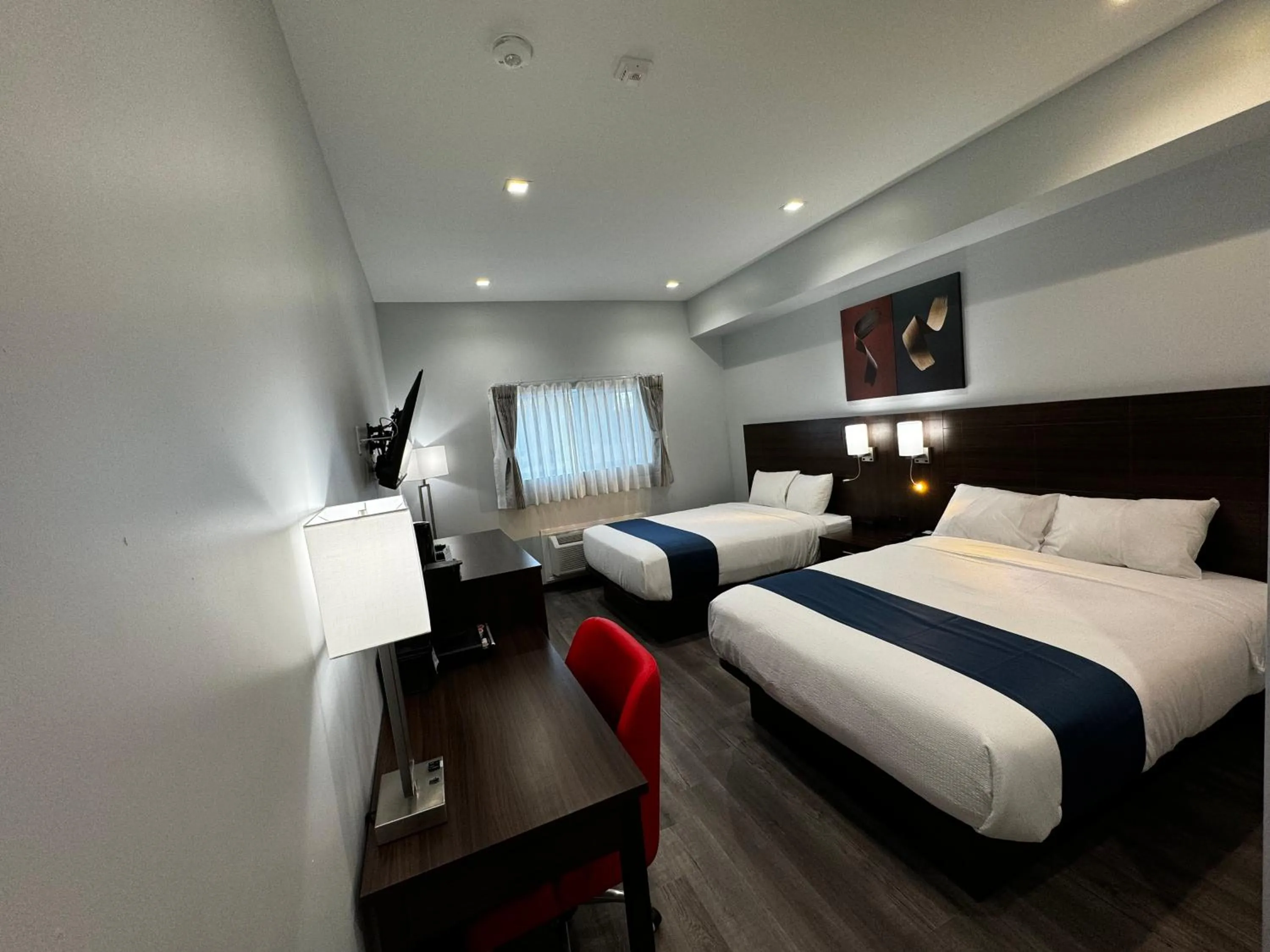 Photo of the whole room, Bed in Travelodge by Wyndham Cochrane Ontario