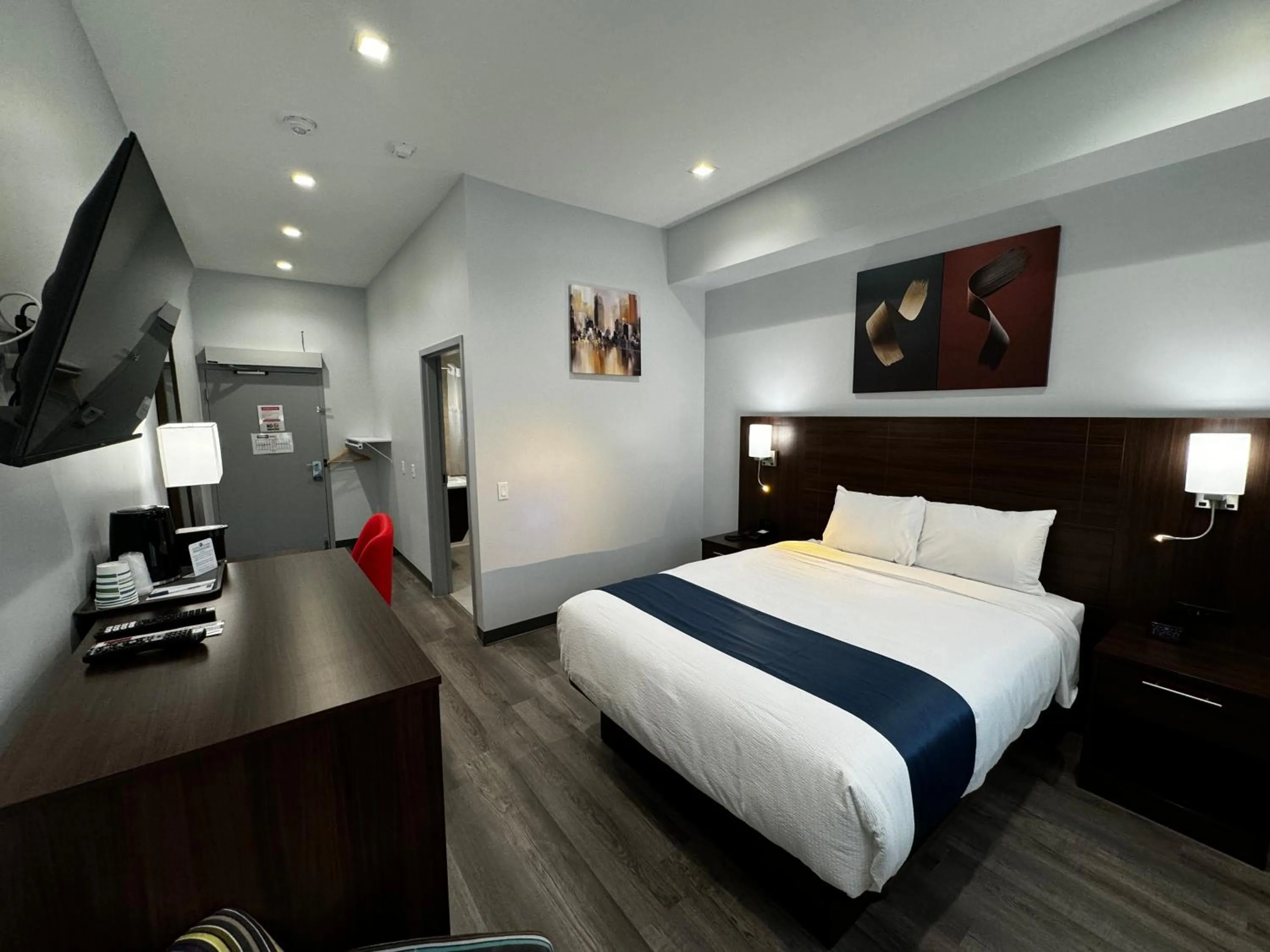 Photo of the whole room, Bed in Travelodge by Wyndham Cochrane Ontario