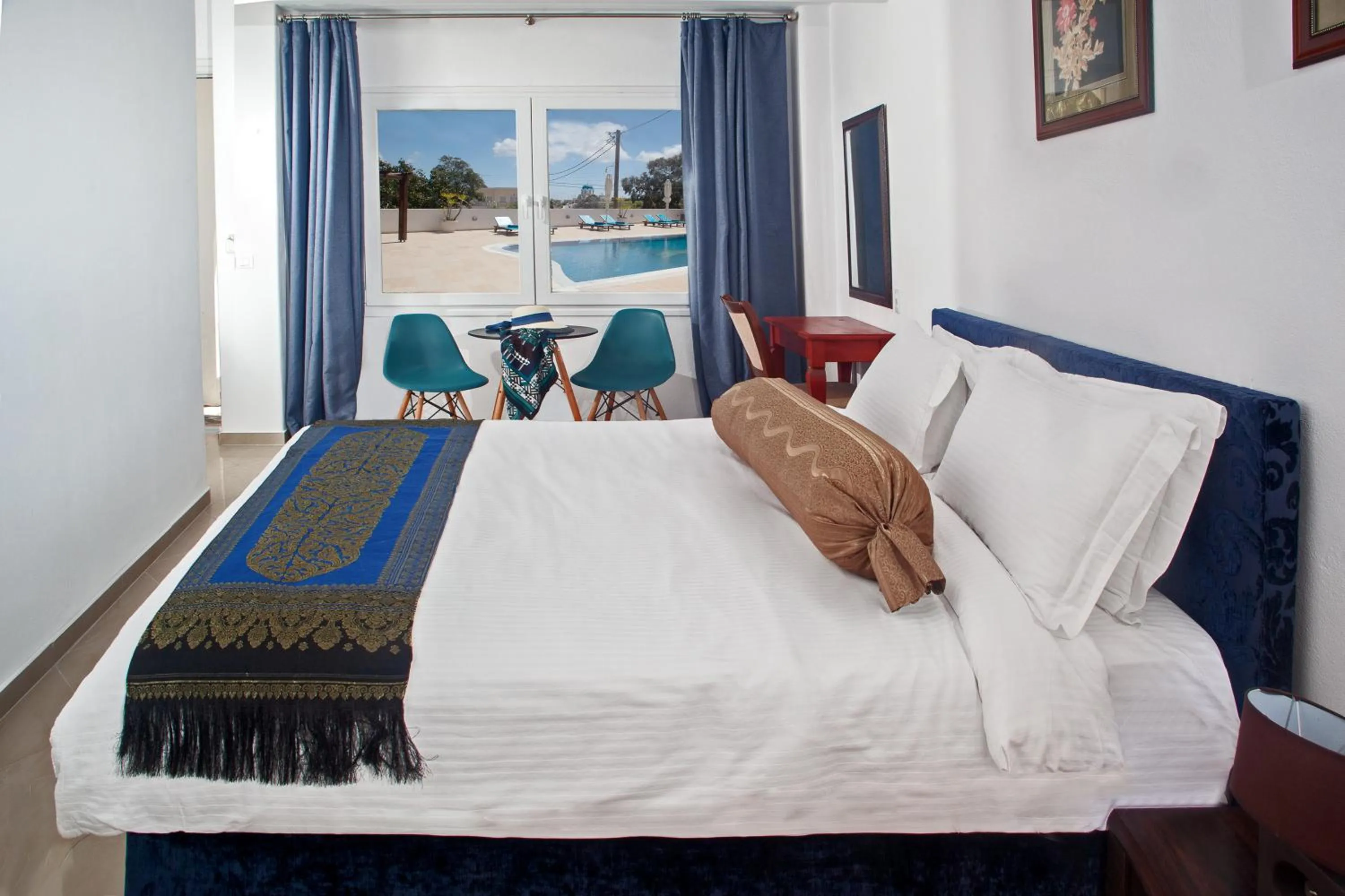 Time of day, Bed in Arlene Suites