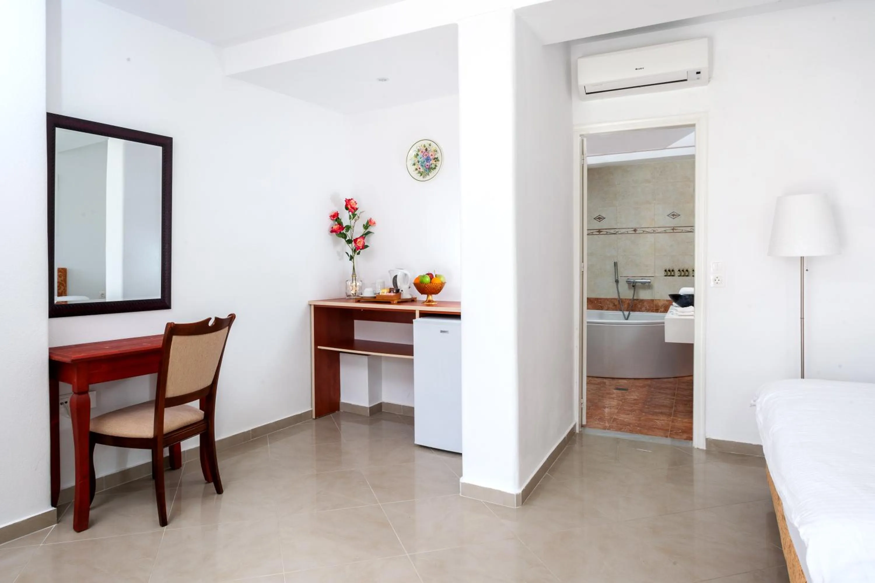 Time of day, Bed in Arlene Suites