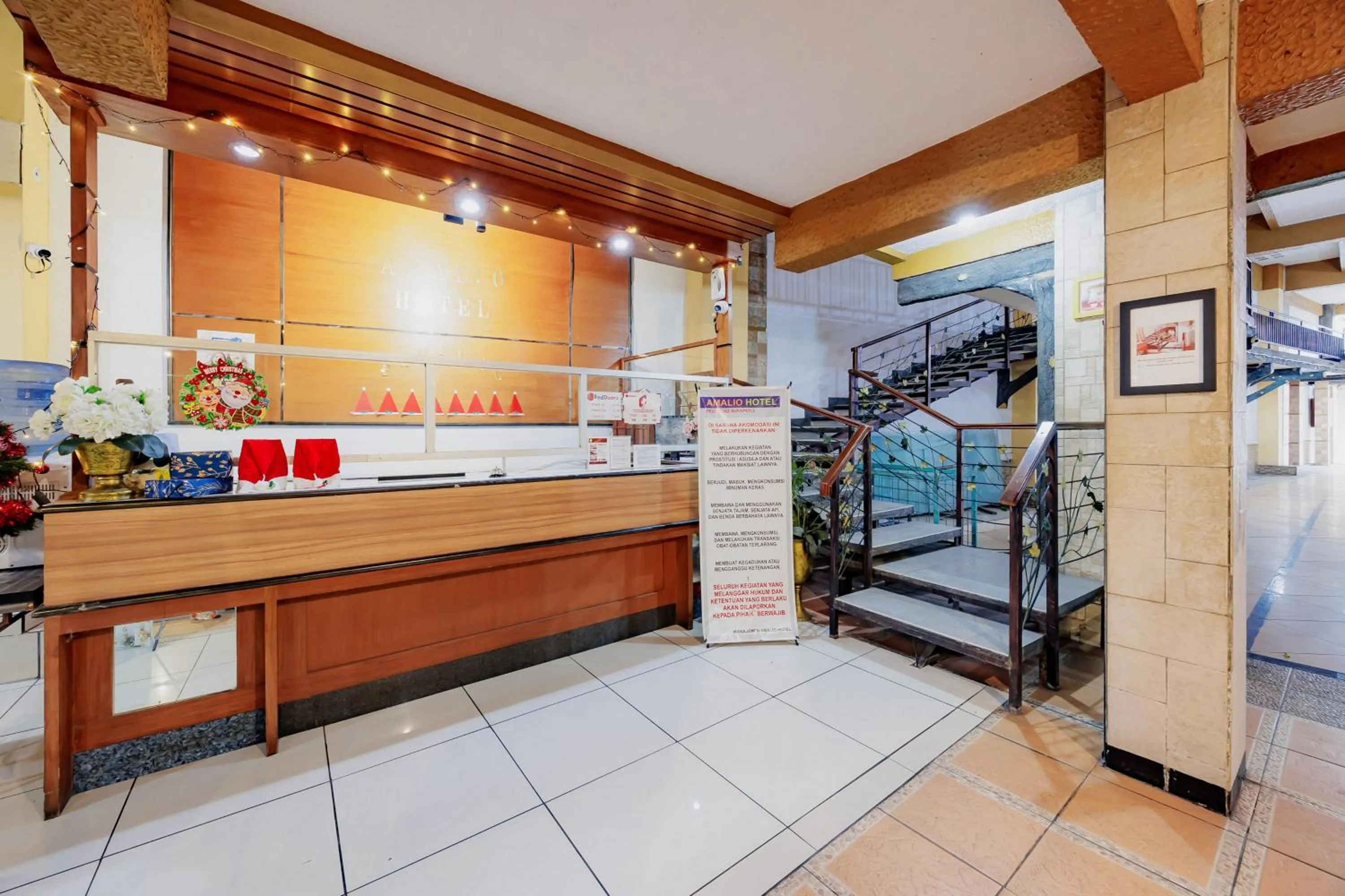 Lobby or reception in RedDoorz Plus at Amalio Hotel Surapati