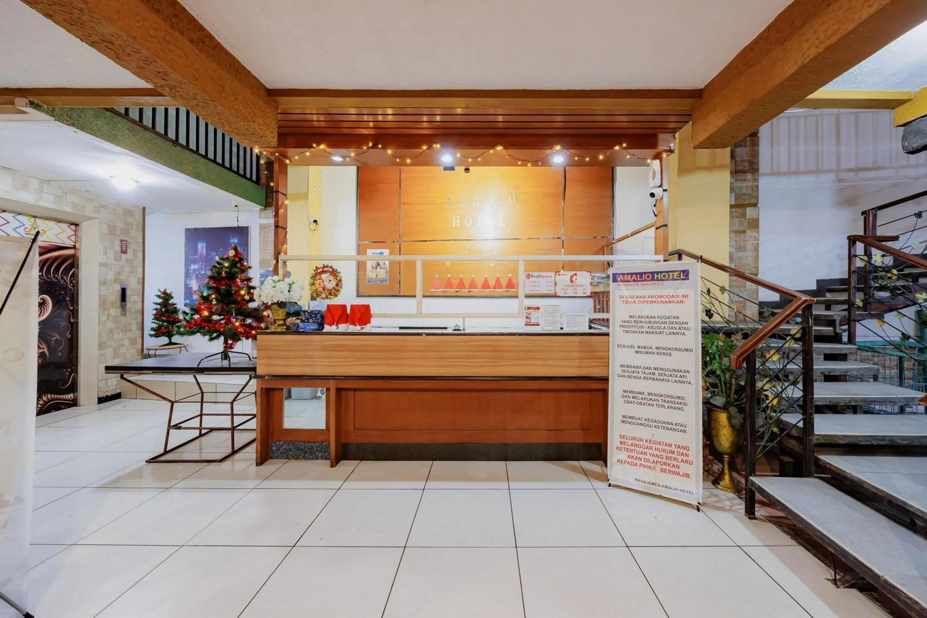 Lobby or reception in RedDoorz Plus at Amalio Hotel Surapati