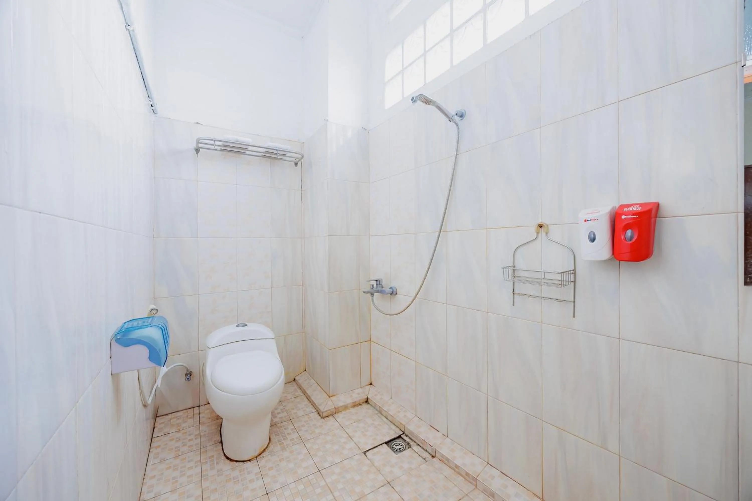 Bathroom in RedDoorz Plus at Amalio Hotel Surapati