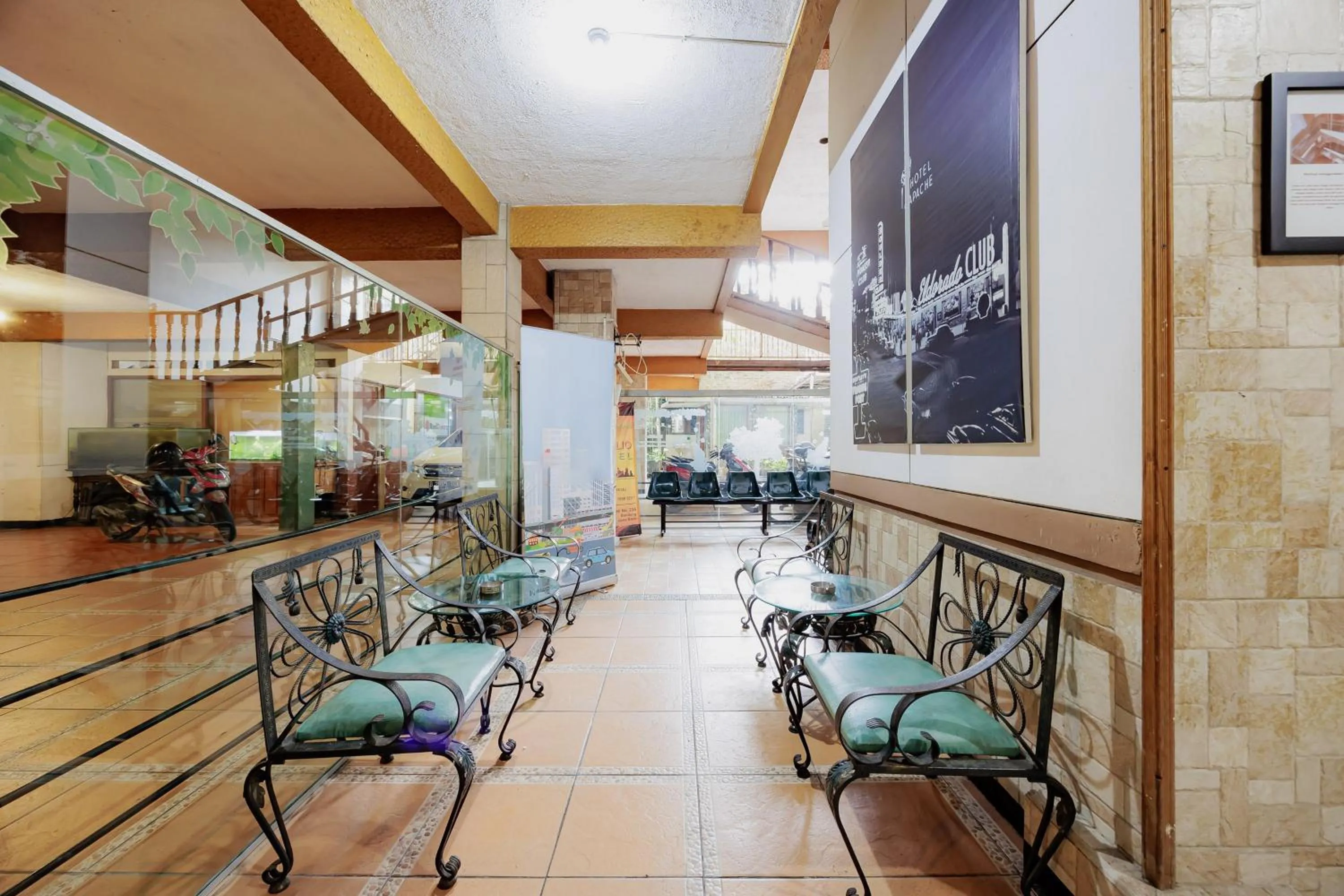 Seating area in RedDoorz Plus at Amalio Hotel Surapati