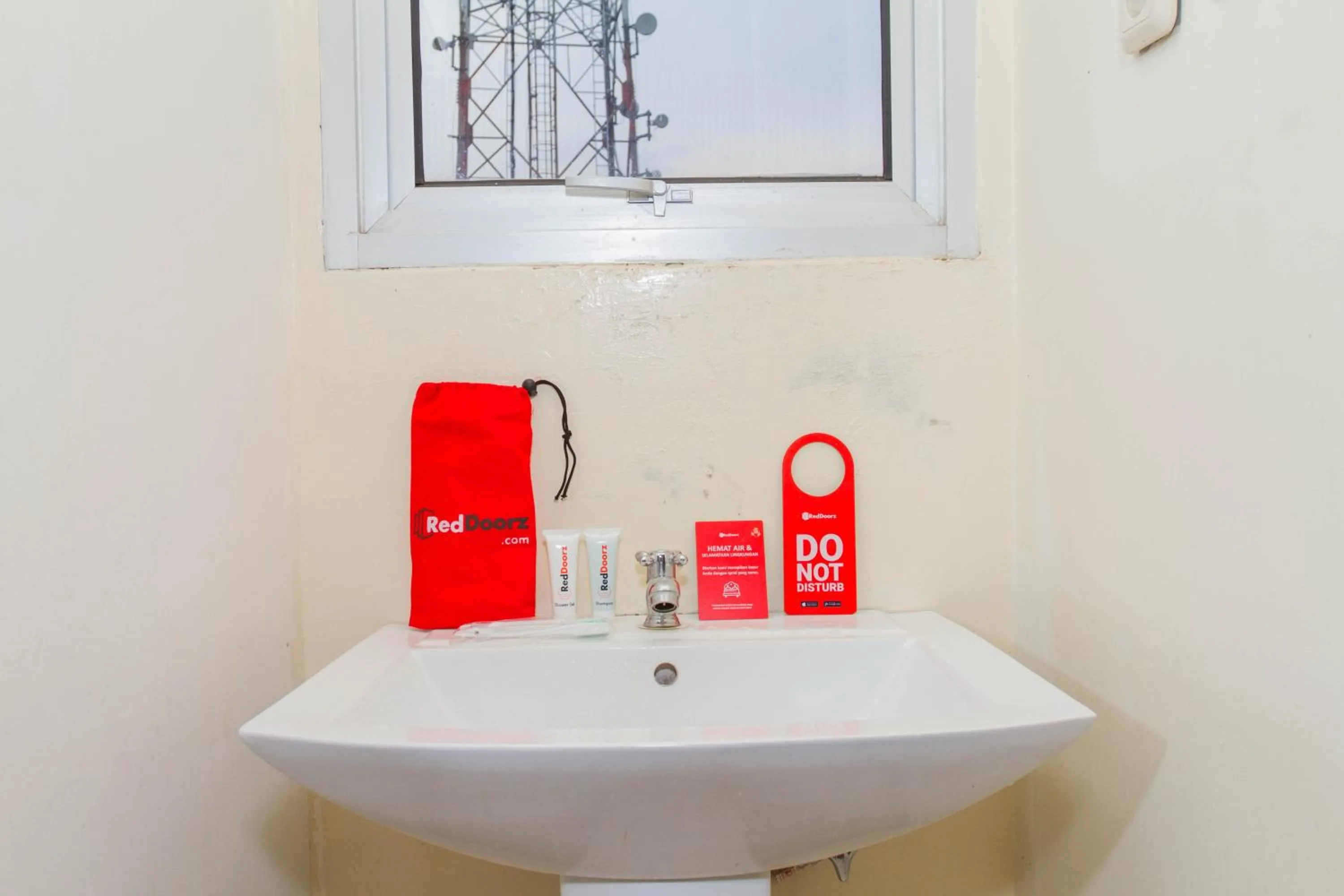 Shower in RedDoorz Plus @ Surapati 2