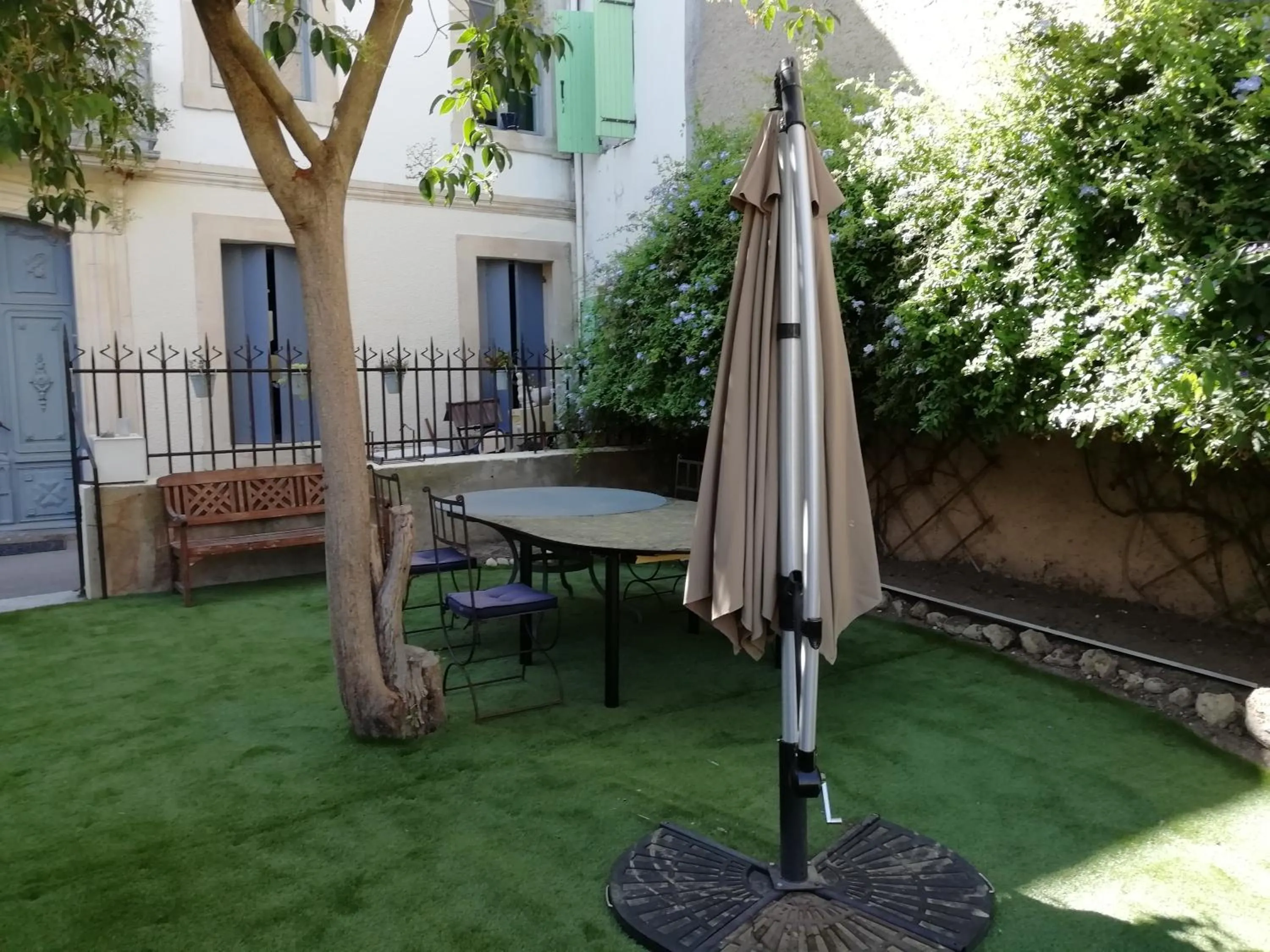 Property building in Les Colonnades