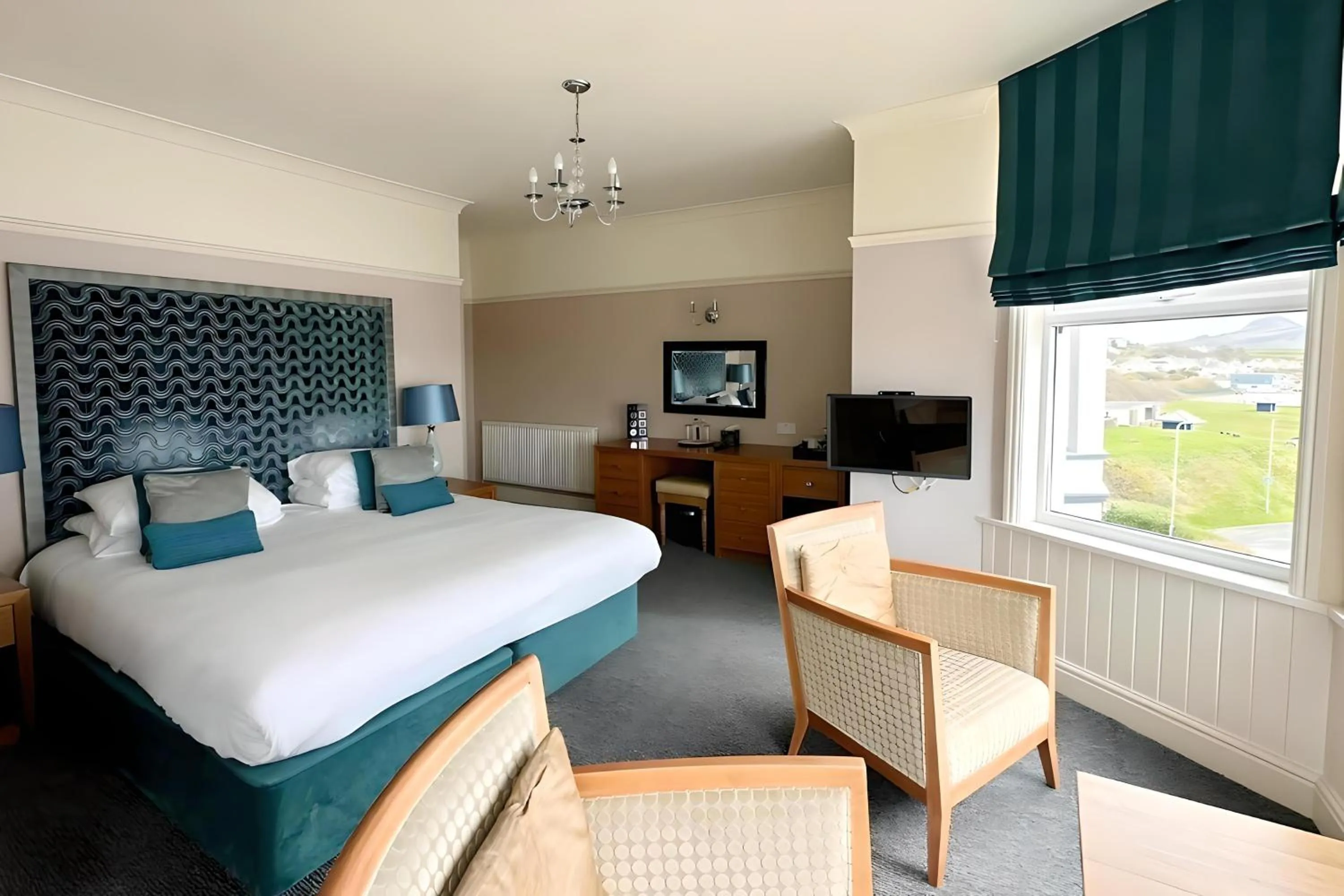 Communal lounge/ TV room, Bed in Caerwylan Hotel