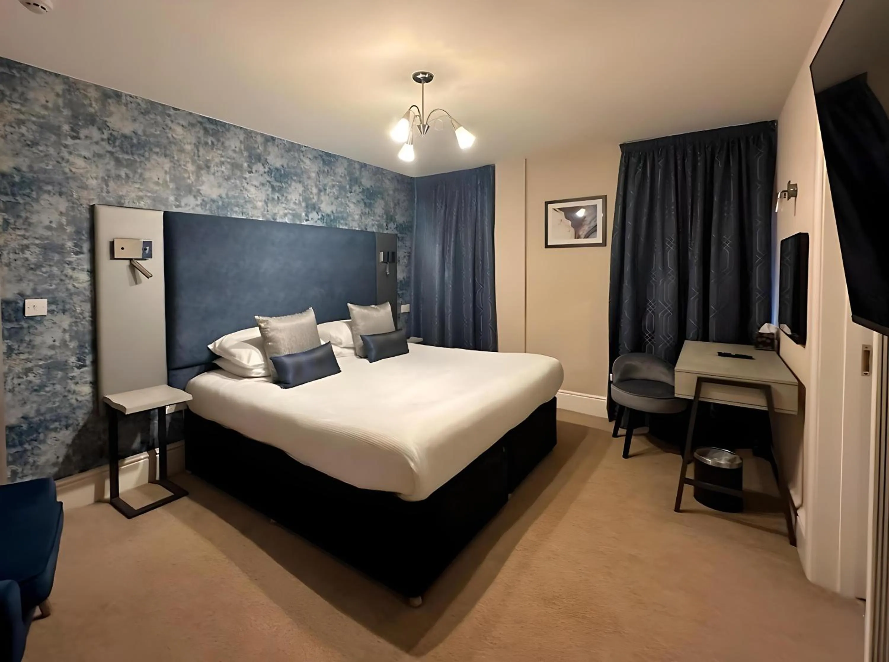 Photo of the whole room, Bed in Caerwylan Hotel