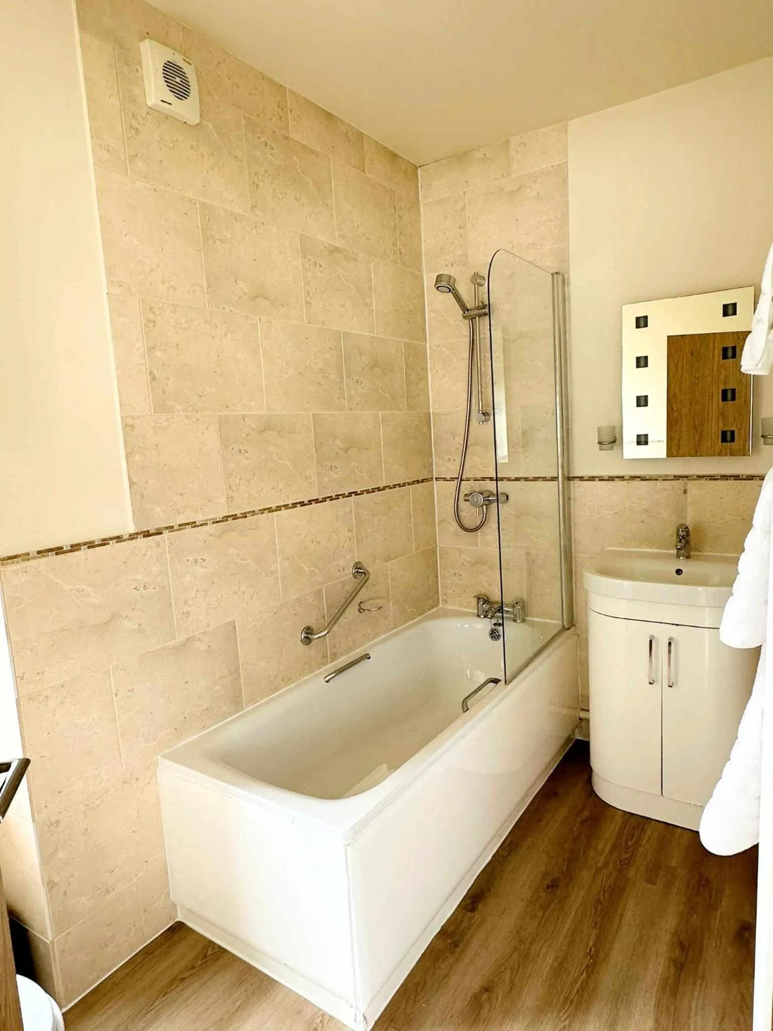 Bathroom in Caerwylan Hotel