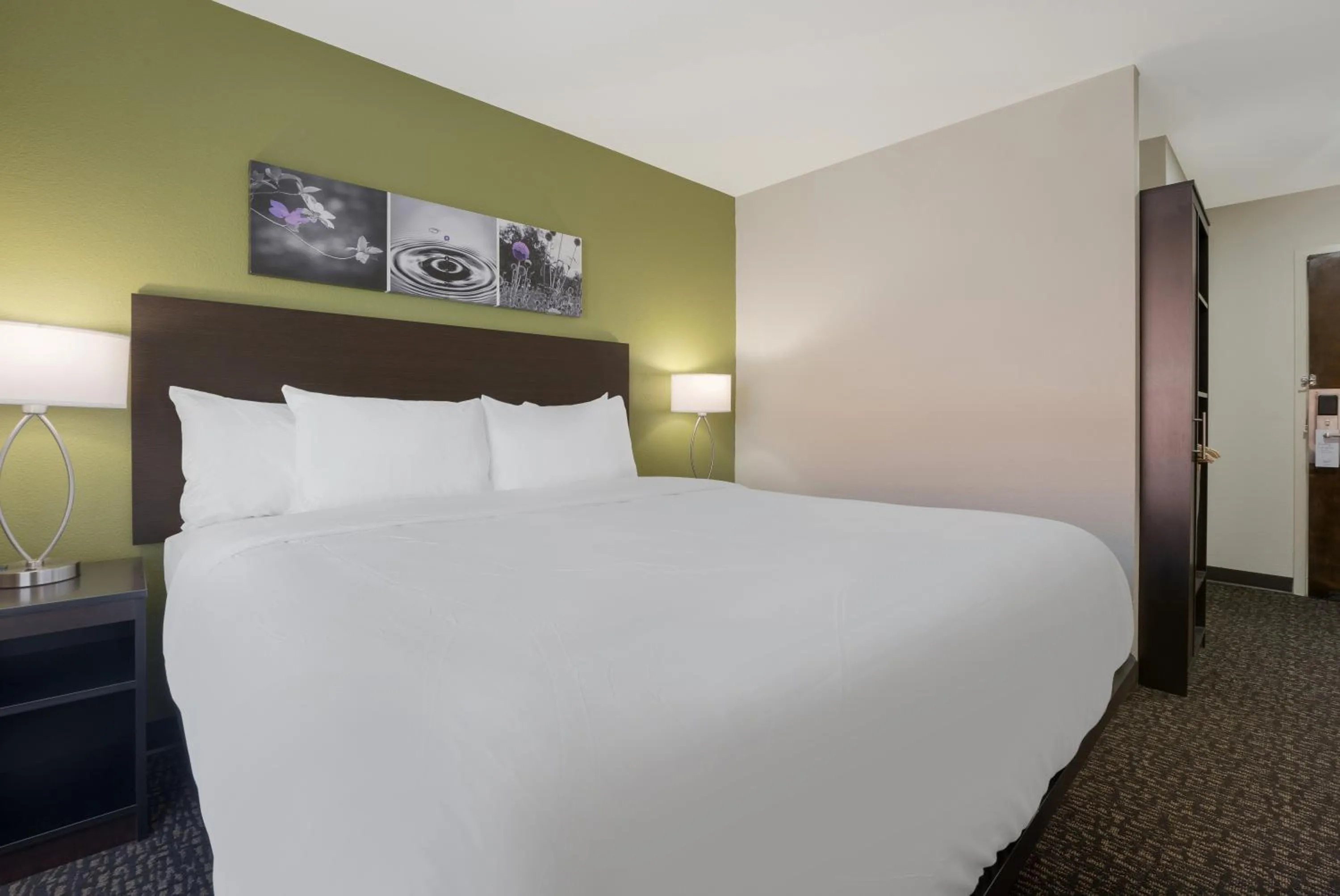 Bed in Sleep Inn Madison