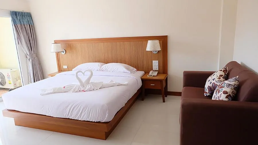 Bed in Dhotel Pattaya