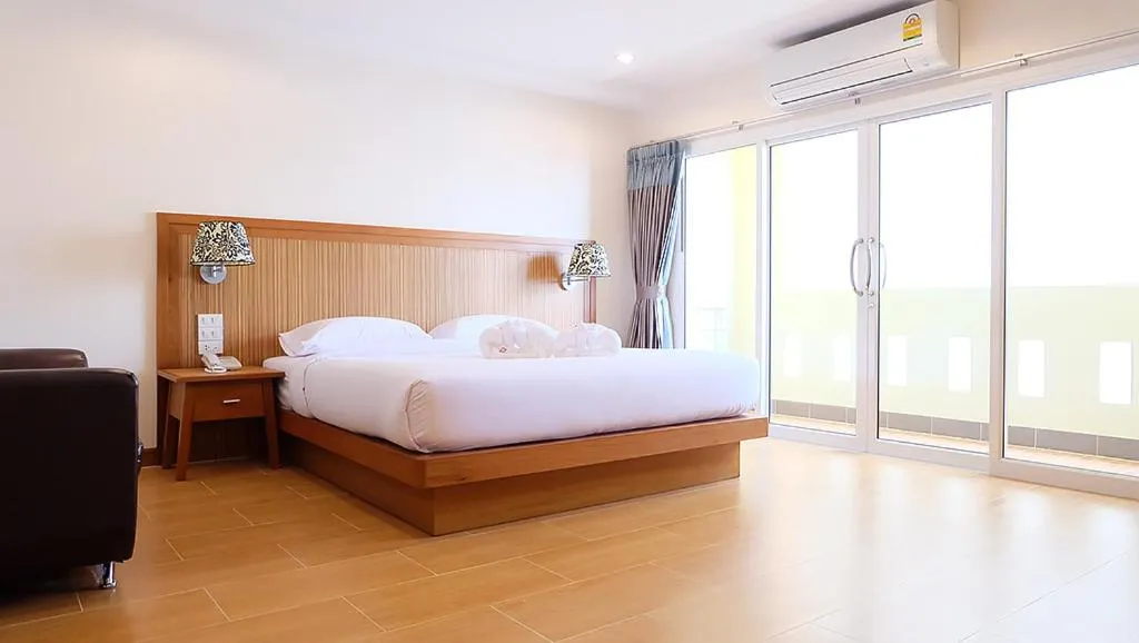 Bed in Dhotel Pattaya