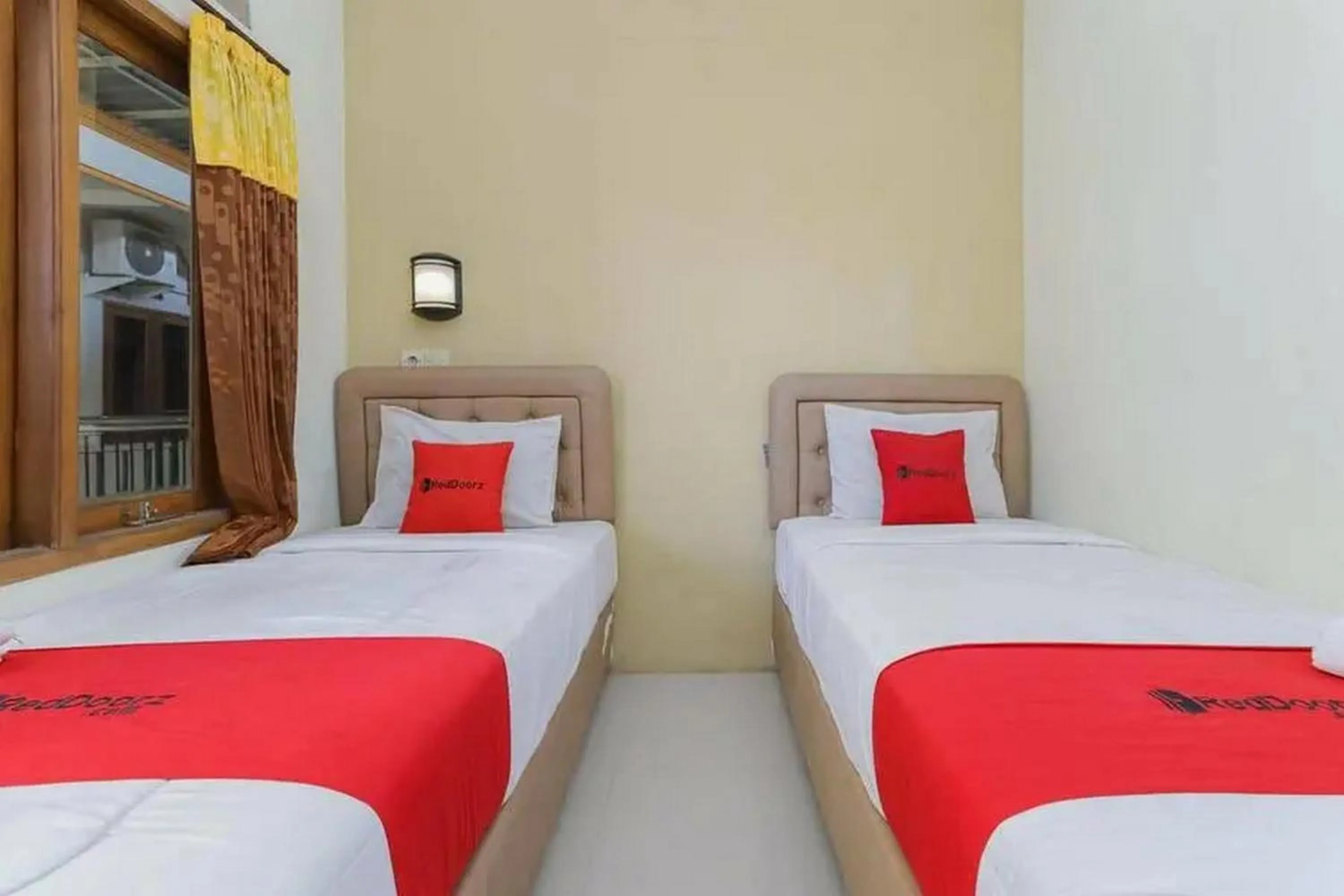 Standard Twin Room in OYO 91292 Pondok Inap Shofwa 1