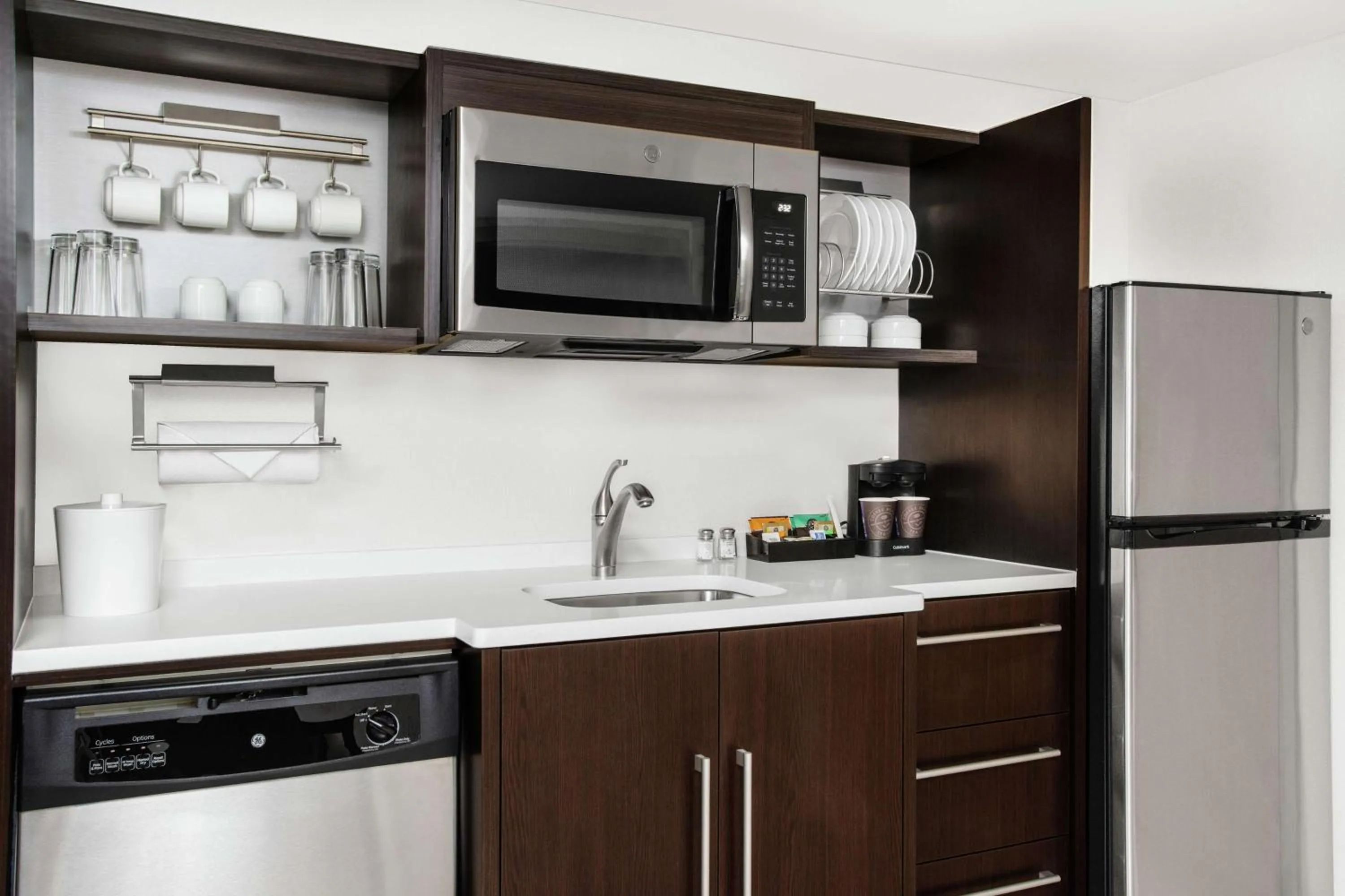 Kitchen or kitchenette in Home2 Suites by Hilton Long Island Brookhaven