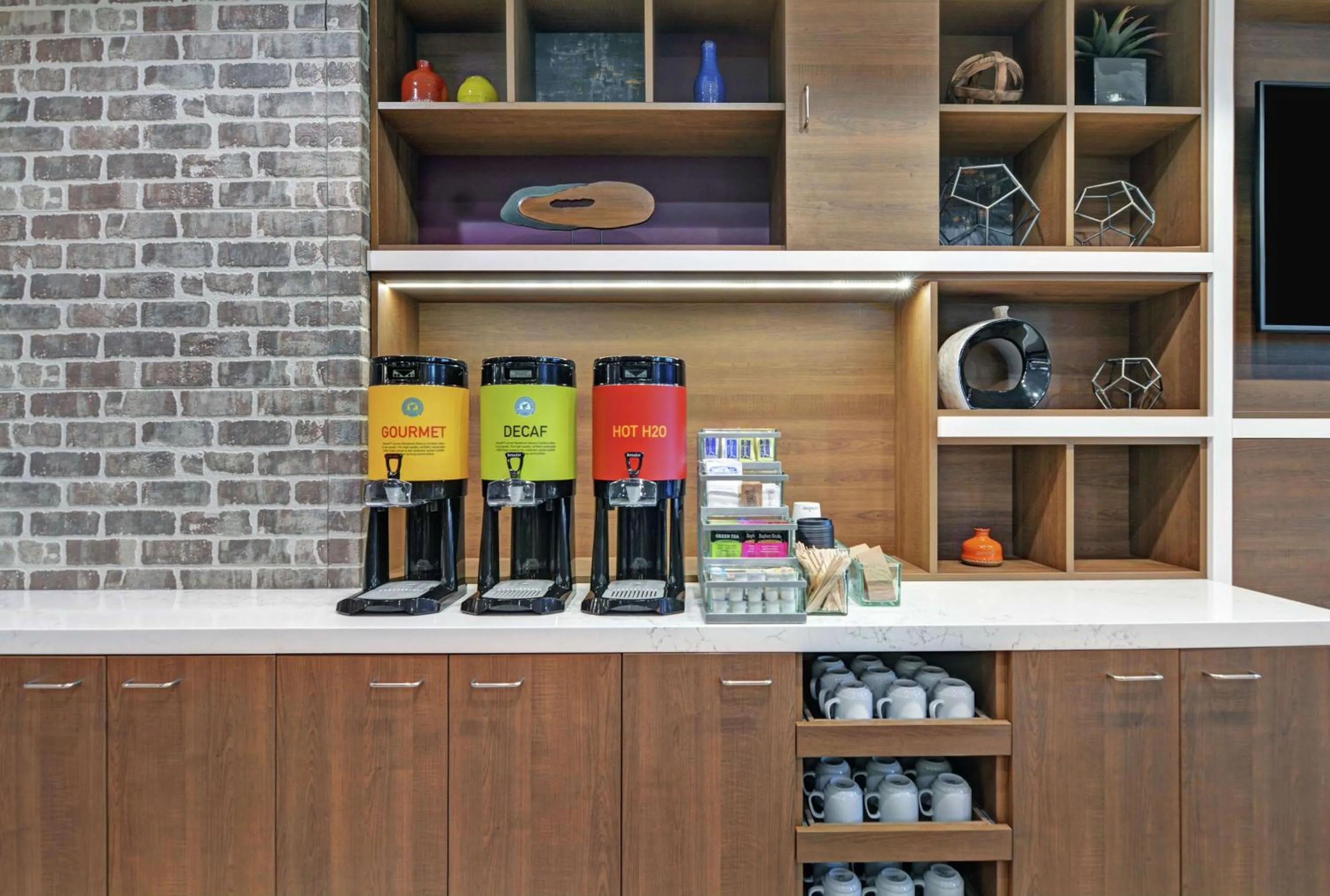 Dining area in Home2 Suites By Hilton Bettendorf Quad Cities