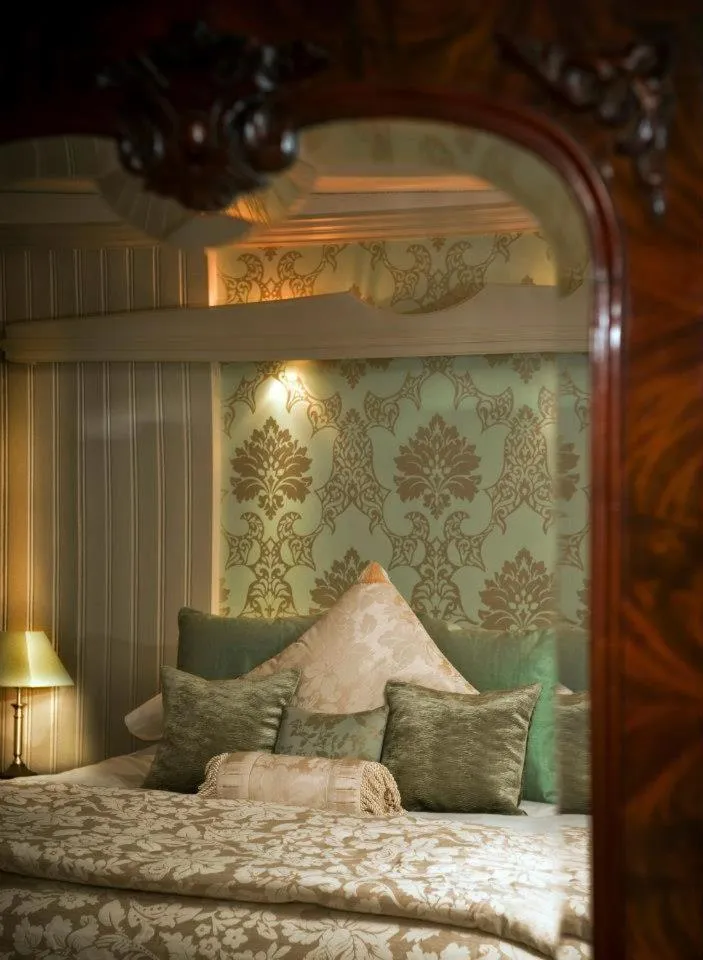 Decorative detail, Bed in The George Inn