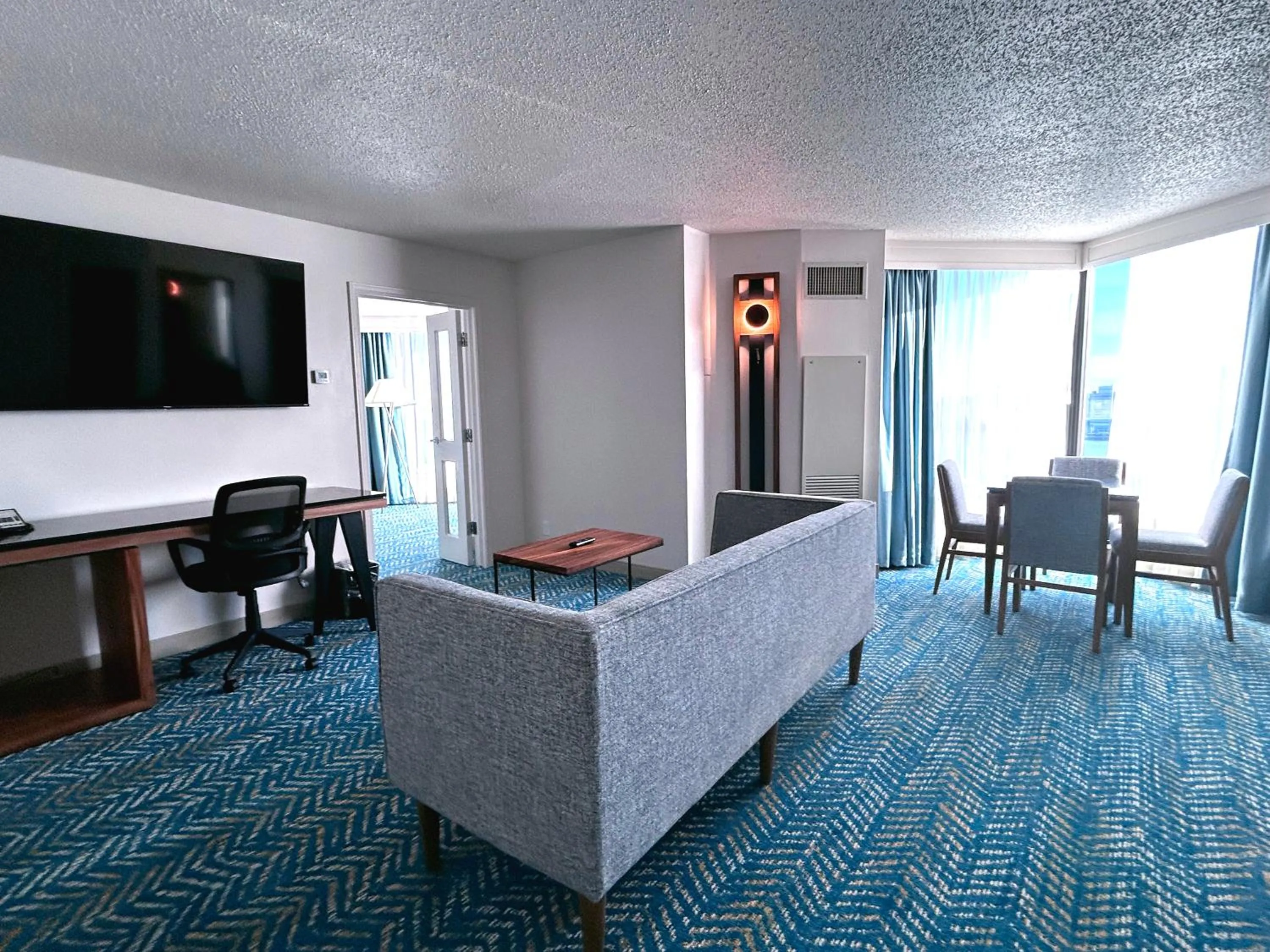 TV and multimedia in Fort Pontchartrain Detroit, a Wyndham Hotel