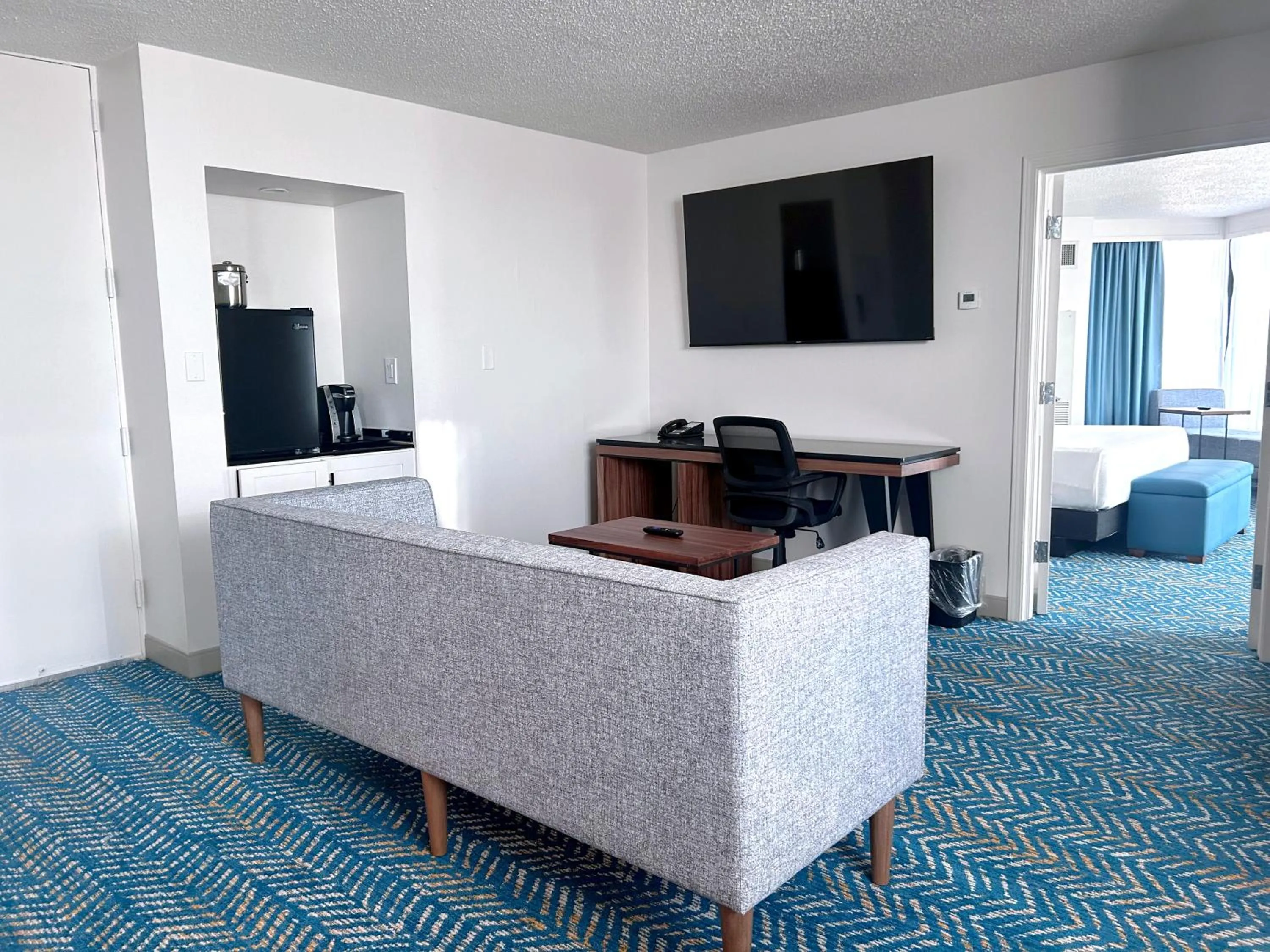 Communal lounge/ TV room, Bed in Fort Pontchartrain Detroit, a Wyndham Hotel