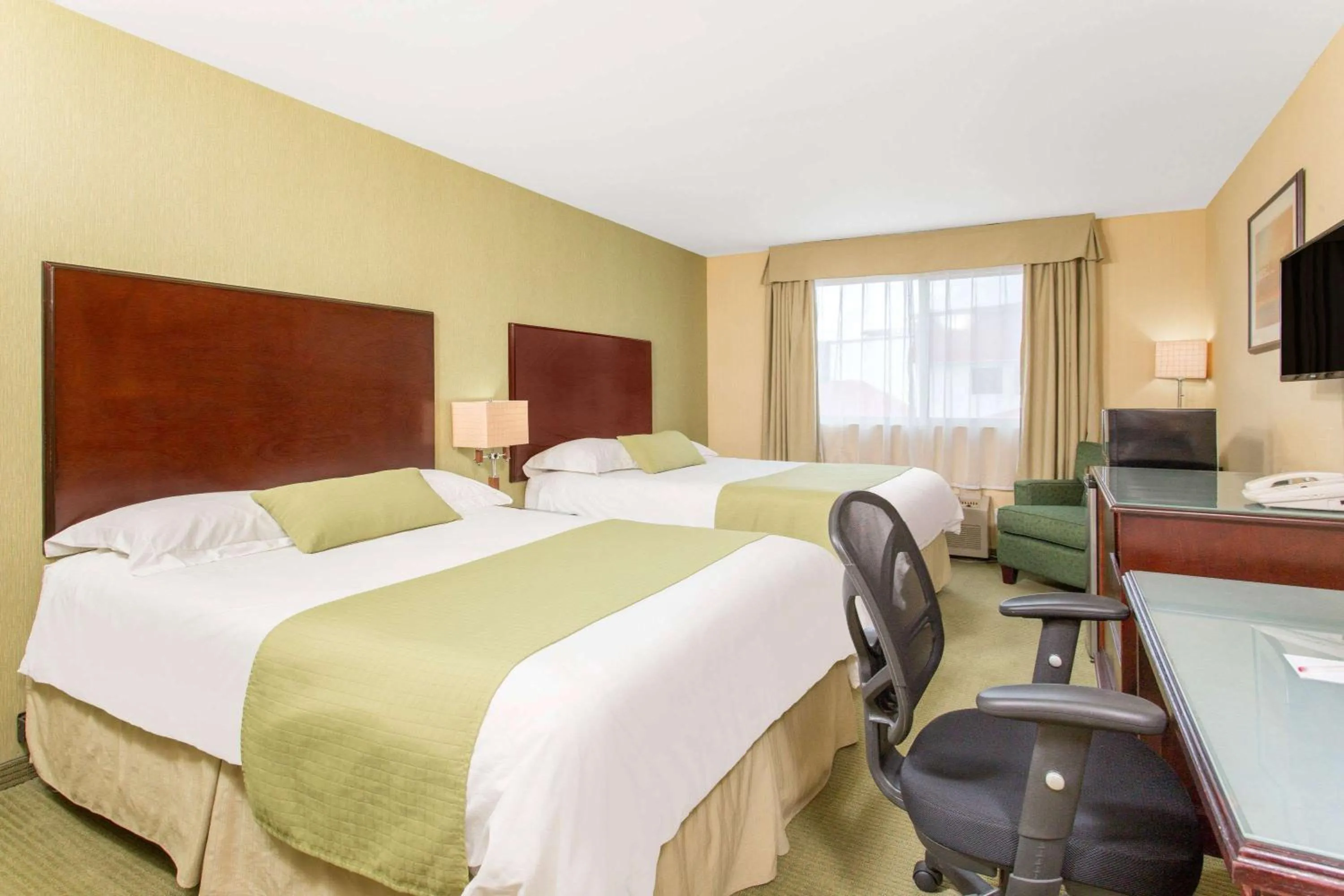 Photo of the whole room, Bed in Ramada by Wyndham Williams Lake