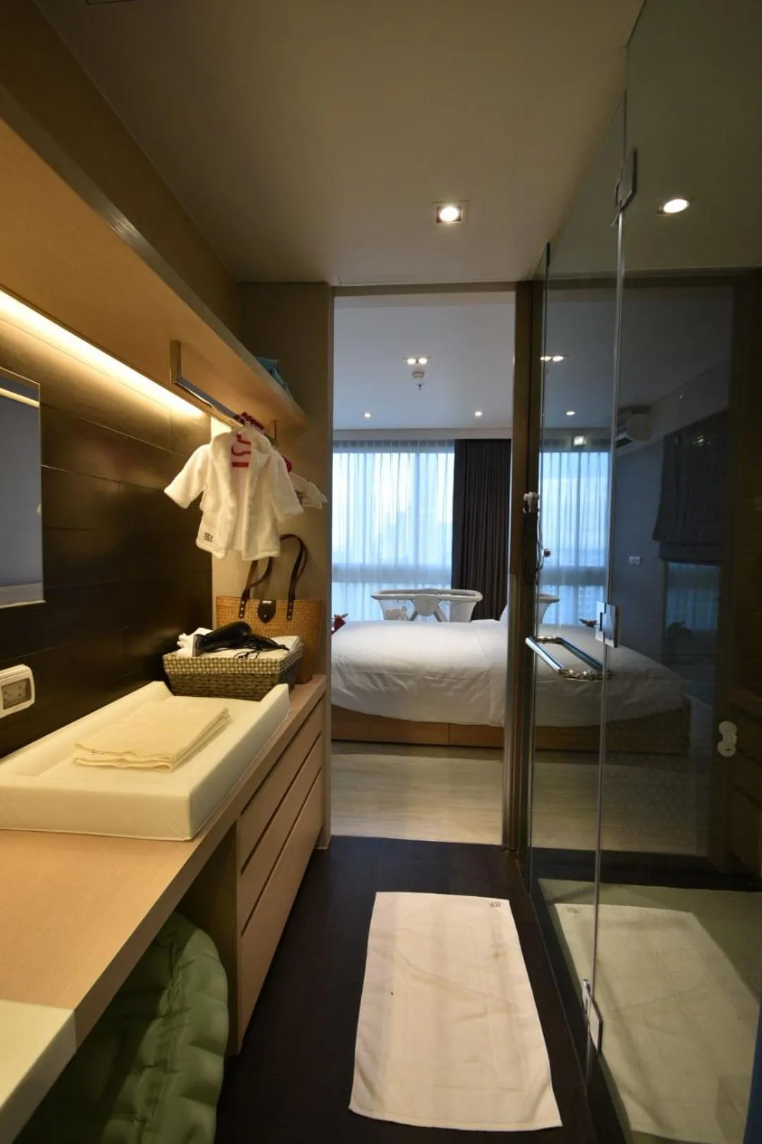 Bathroom, Bed in Veranda residence pattaya By Kzy