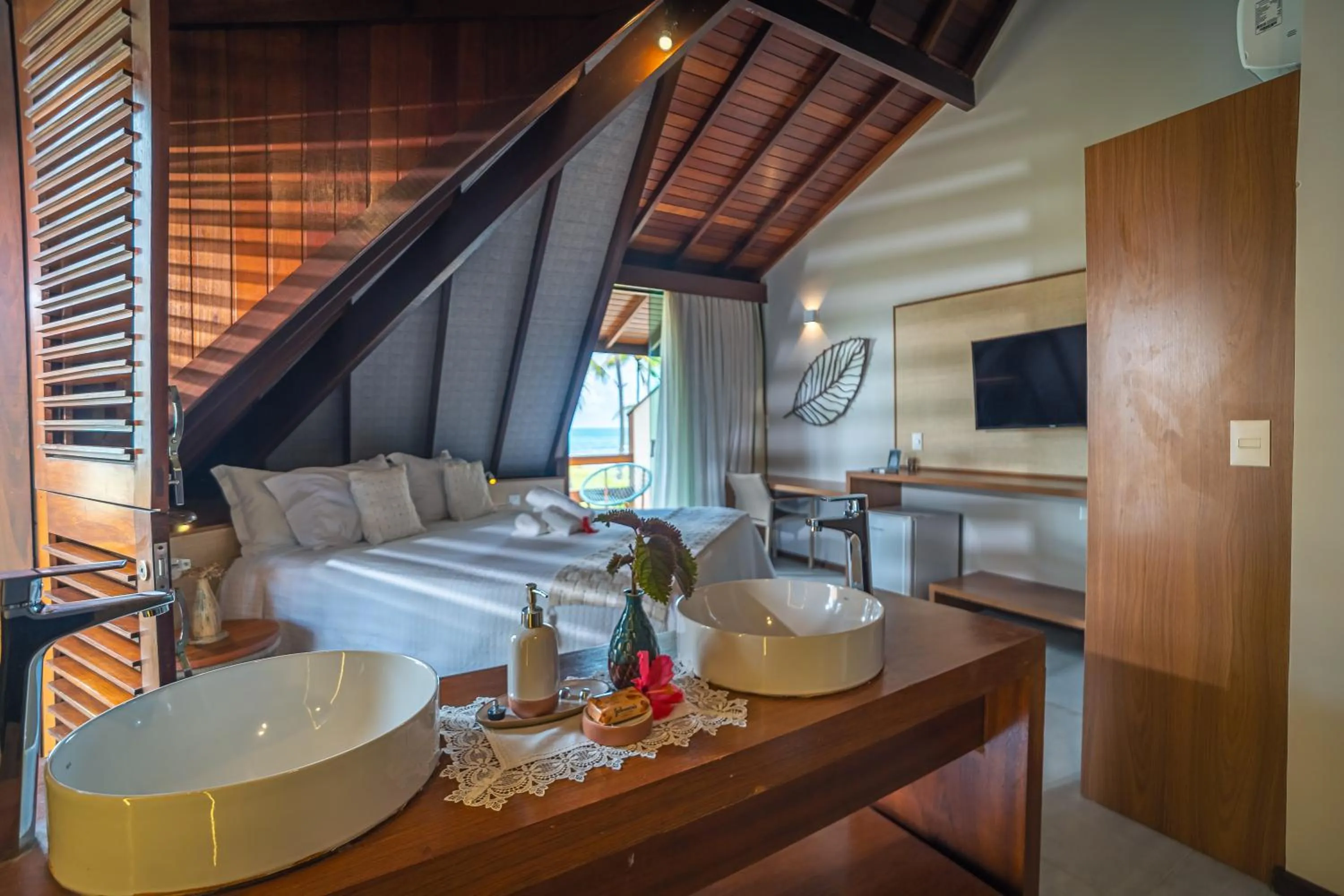 Bathroom, Bed in Pontal dos Carneiros Beach Bungalows
