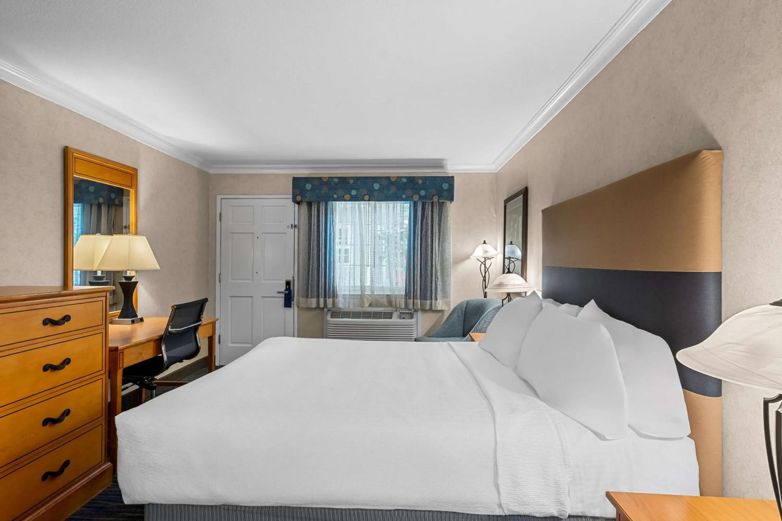 Bedroom, Bed in Best Western University Lodge