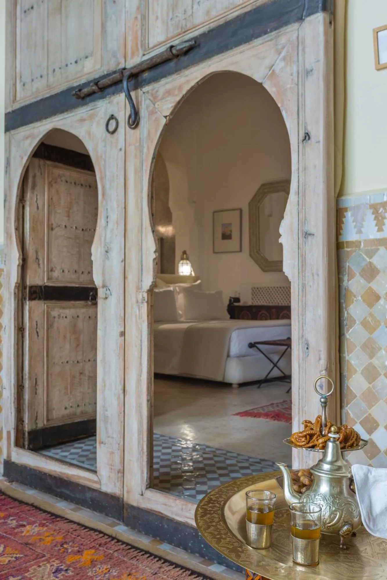 Swimming pool, Bed in Riad Azoulay