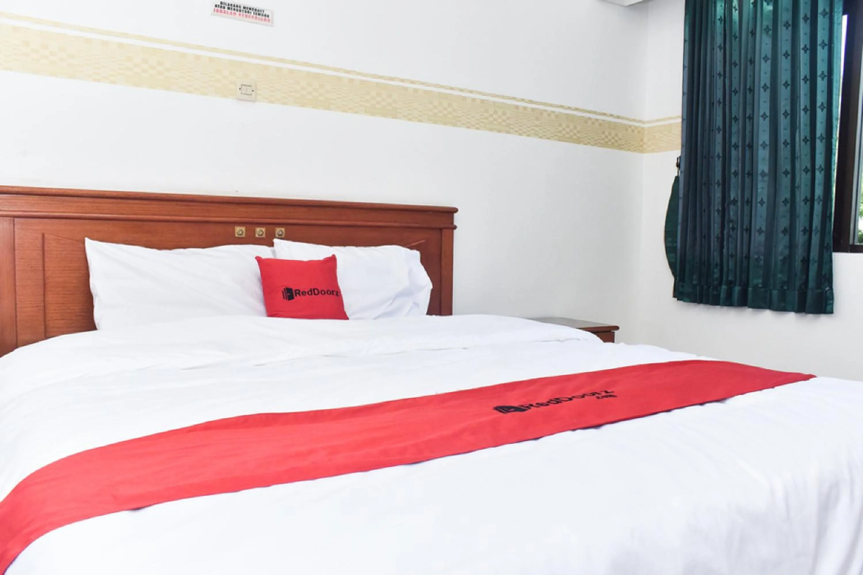 Bed in RedDoorz near Lenmarc Mall Surabaya