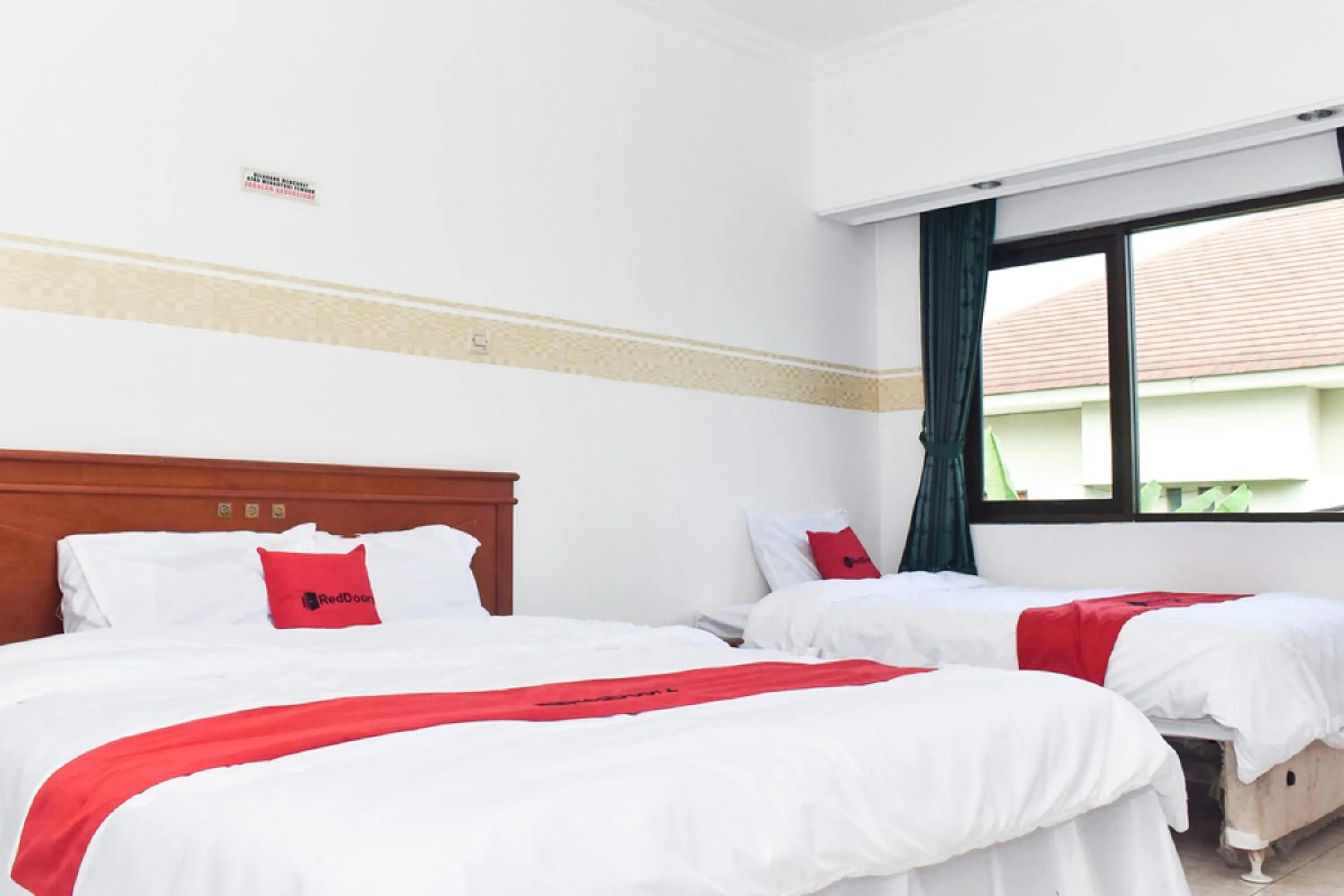 Bed in RedDoorz near Lenmarc Mall Surabaya