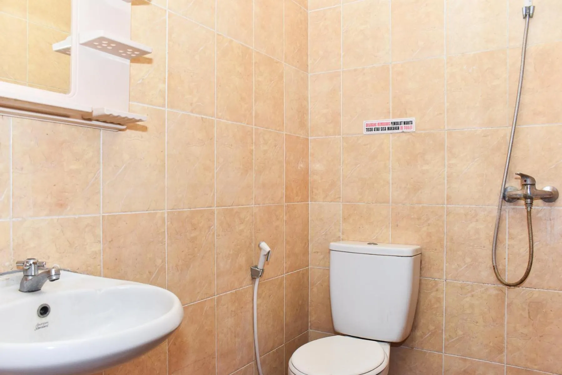 Bathroom in RedDoorz near Lenmarc Mall Surabaya