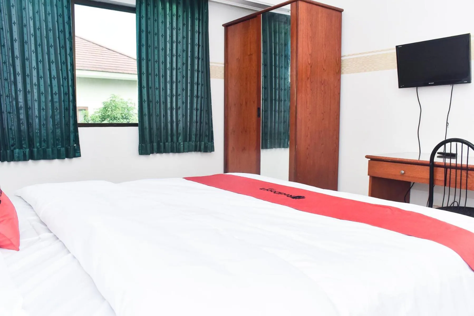 Photo of the whole room, Bed in RedDoorz near Lenmarc Mall Surabaya