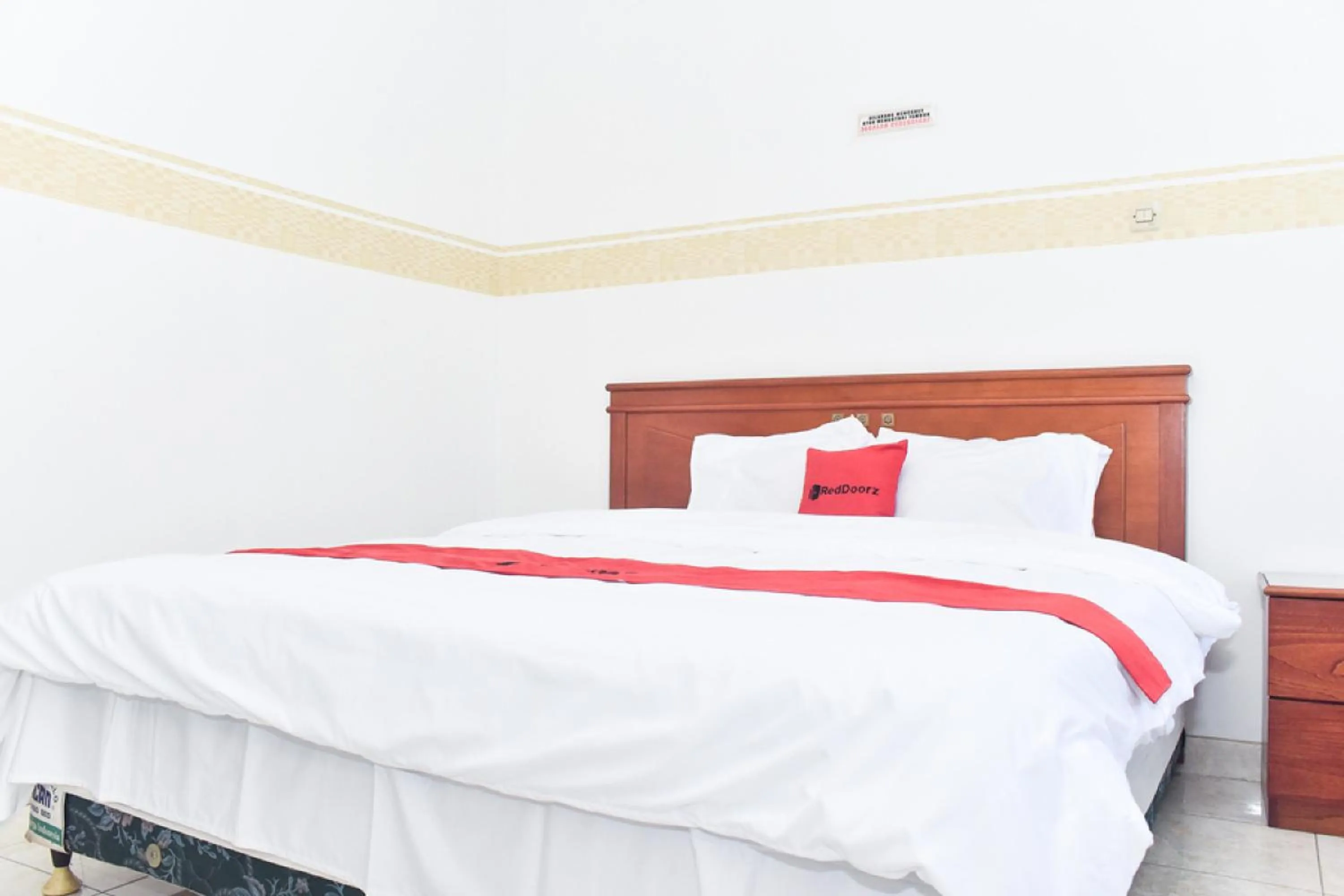 Bed in RedDoorz near Lenmarc Mall Surabaya