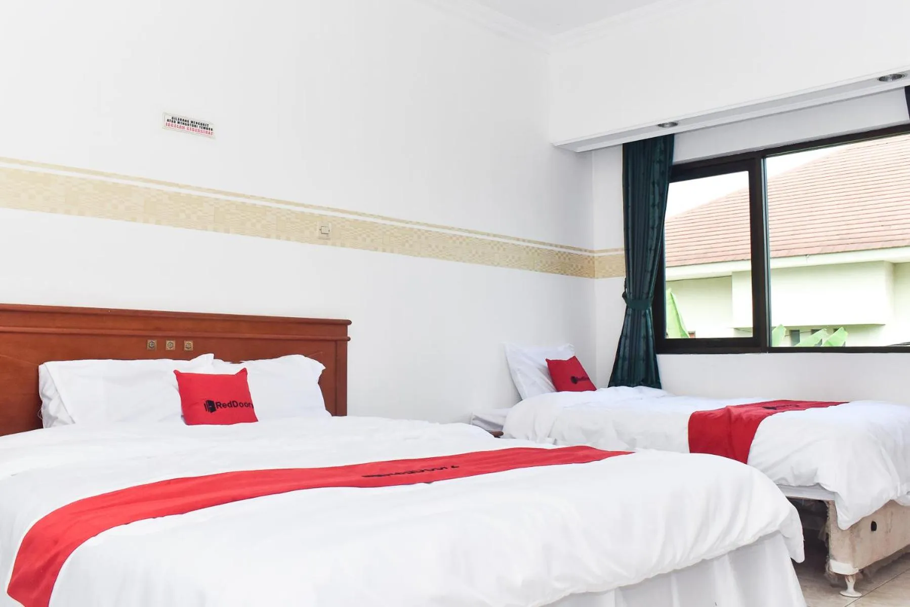 Bedroom, Bed in RedDoorz near Lenmarc Mall Surabaya