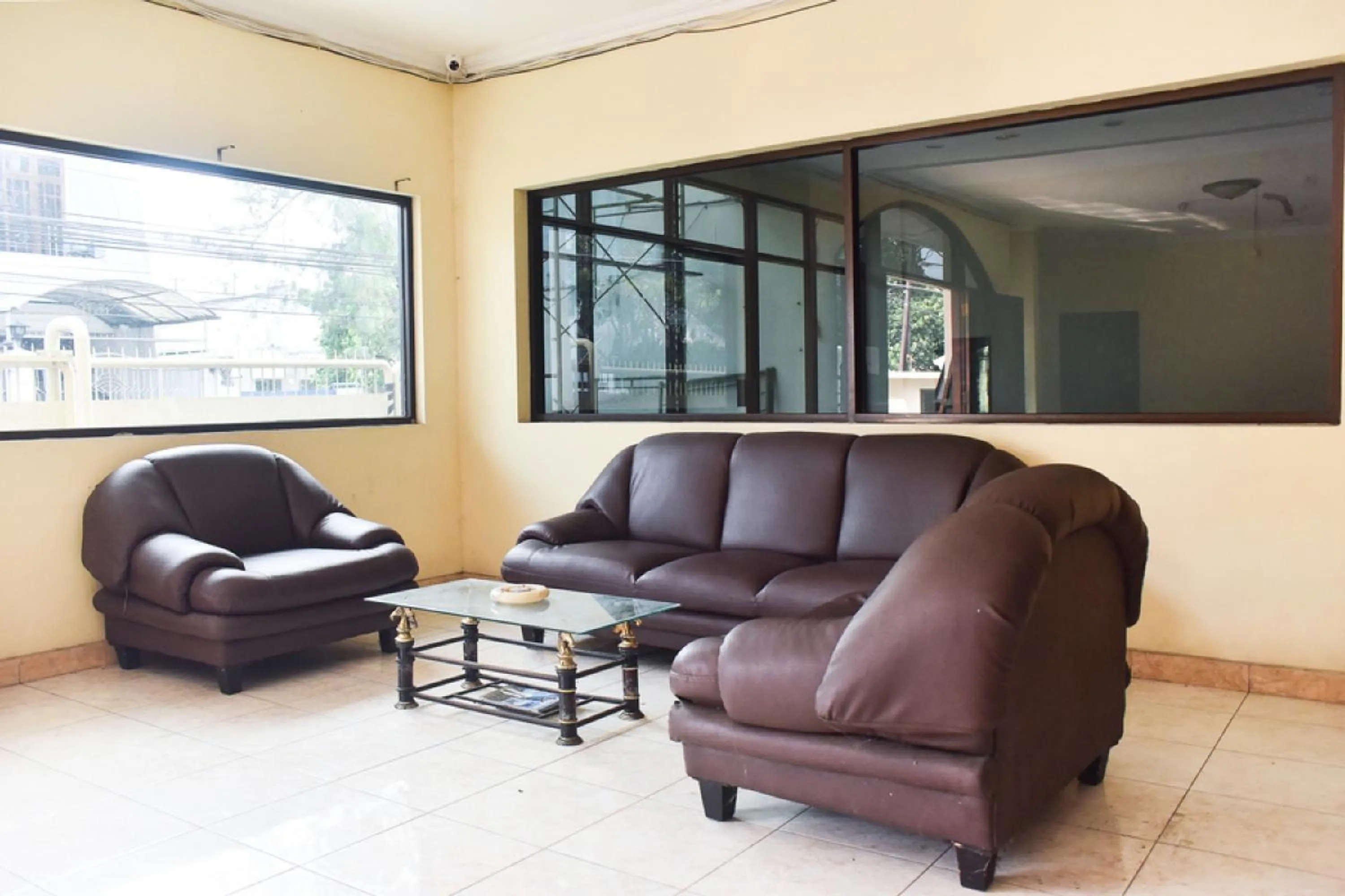 Seating Area in RedDoorz near Lenmarc Mall Surabaya