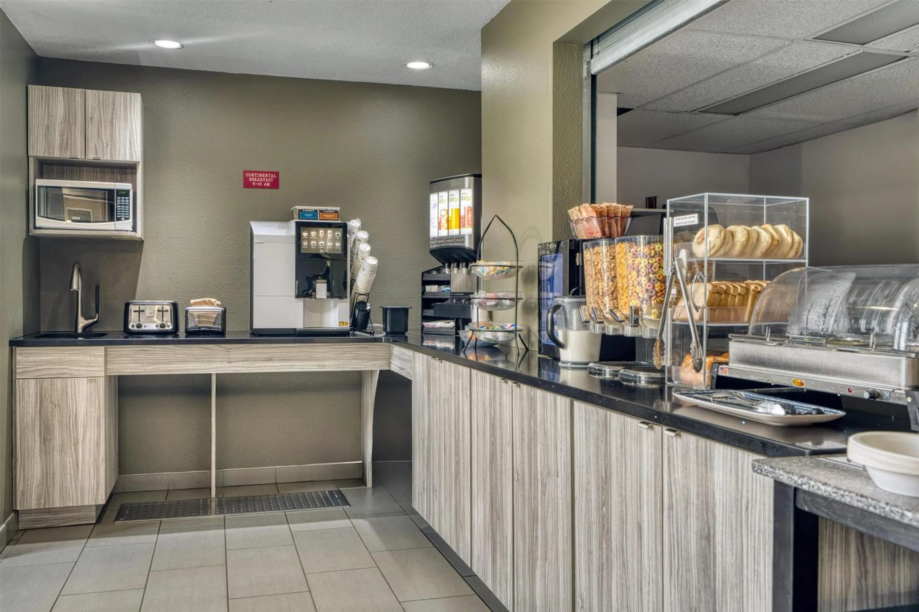 Restaurant/places to eat in SureStay Plus Hotel by Best Western Lethbridge